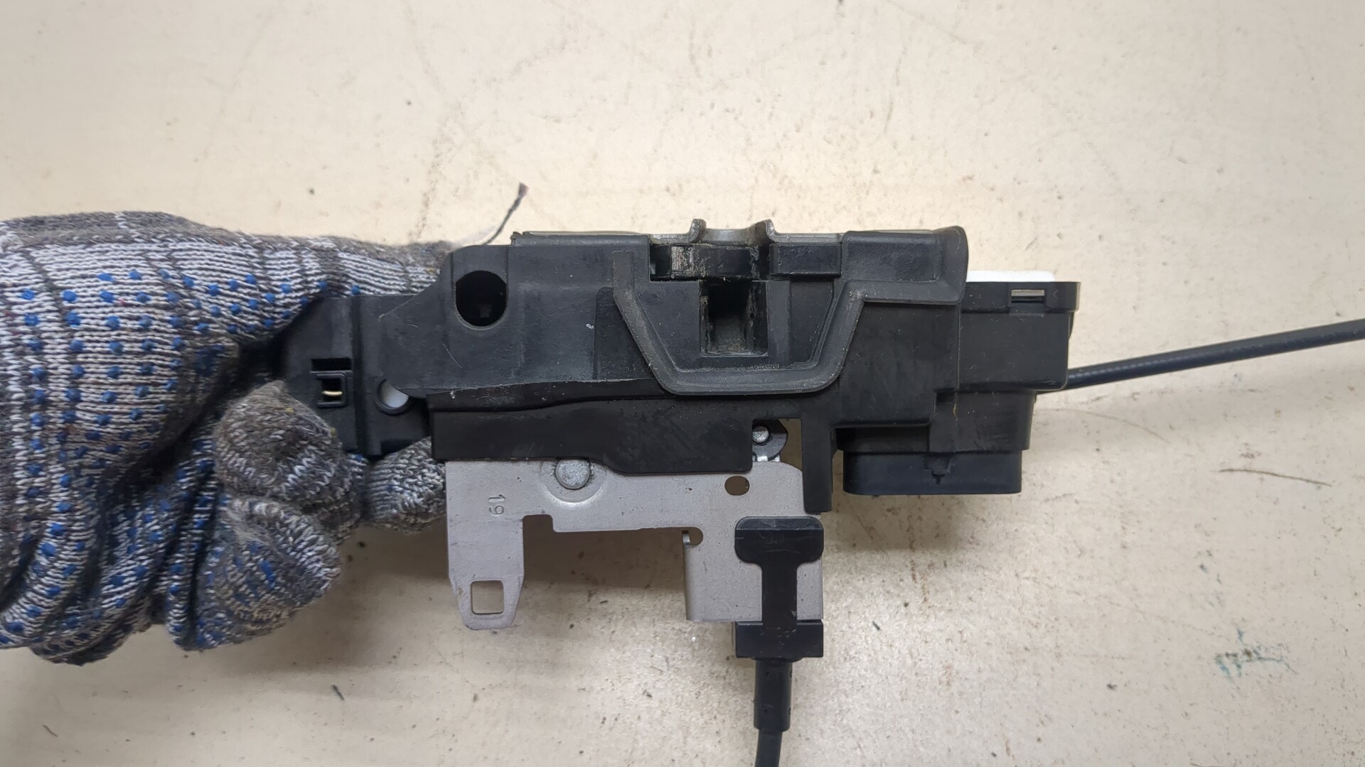 Замок двери передней левой