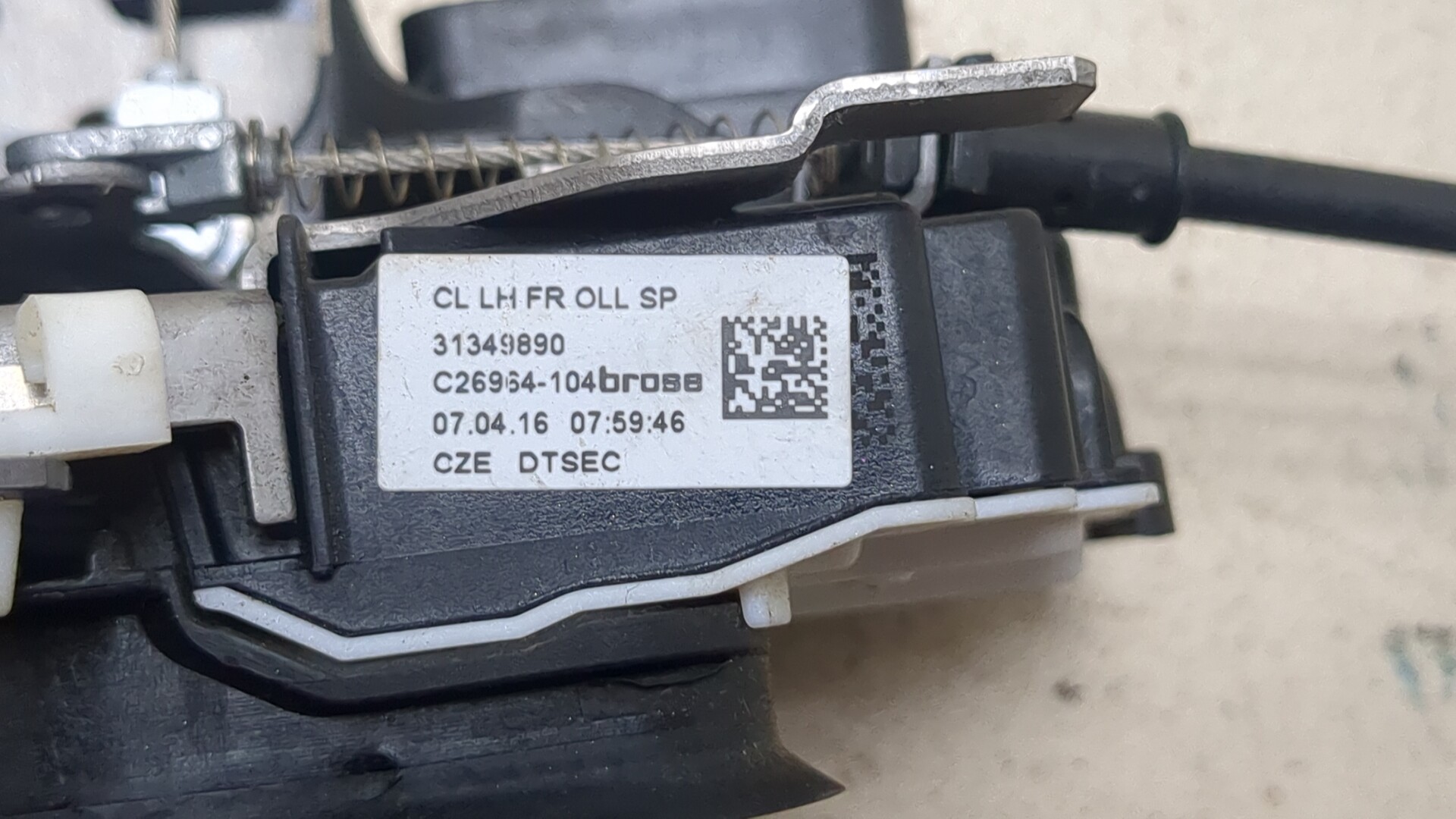 Замок двери передней левой