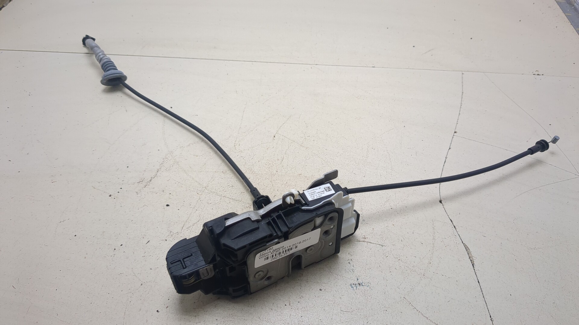 Замок двери передней левой