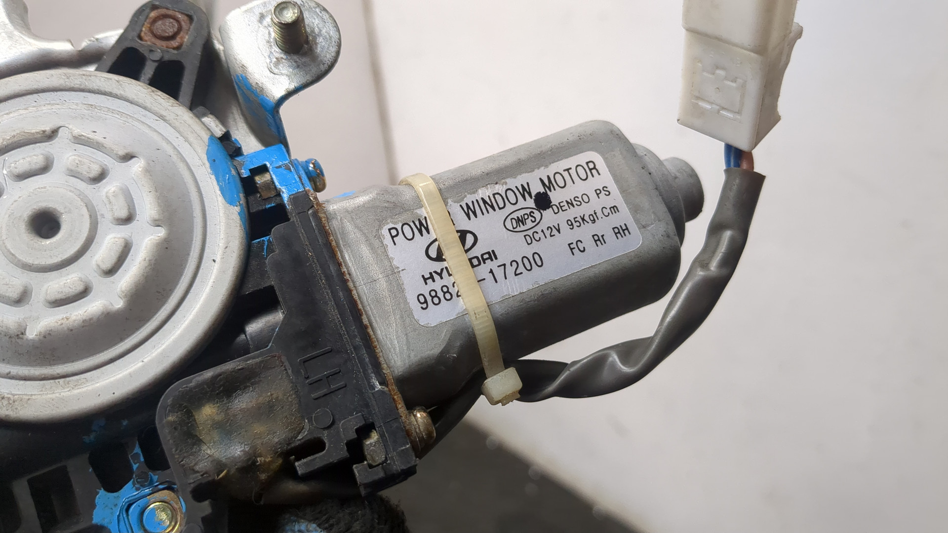 Стеклоподъемник электр. задний правый