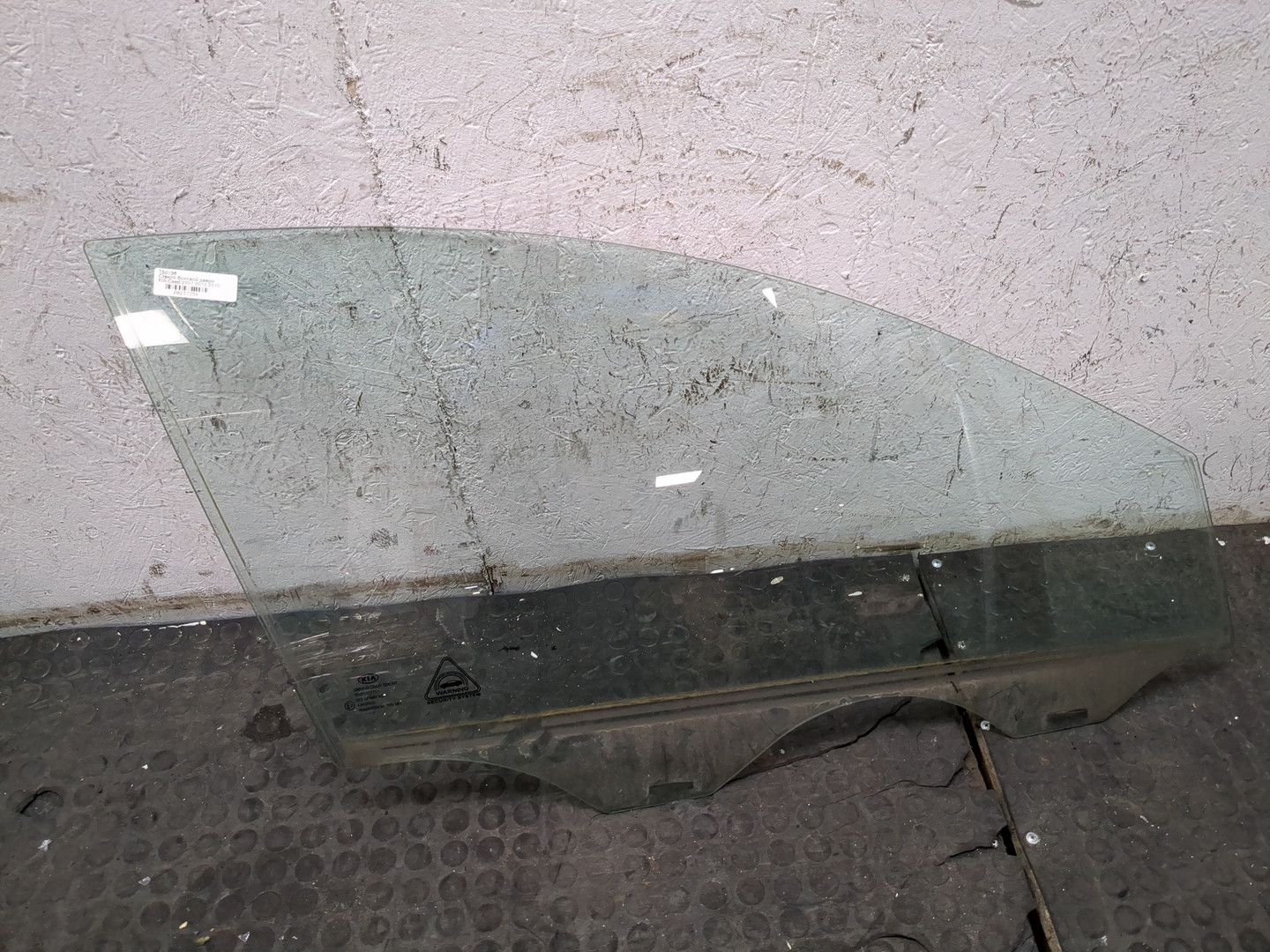 Стекло двери передней правой