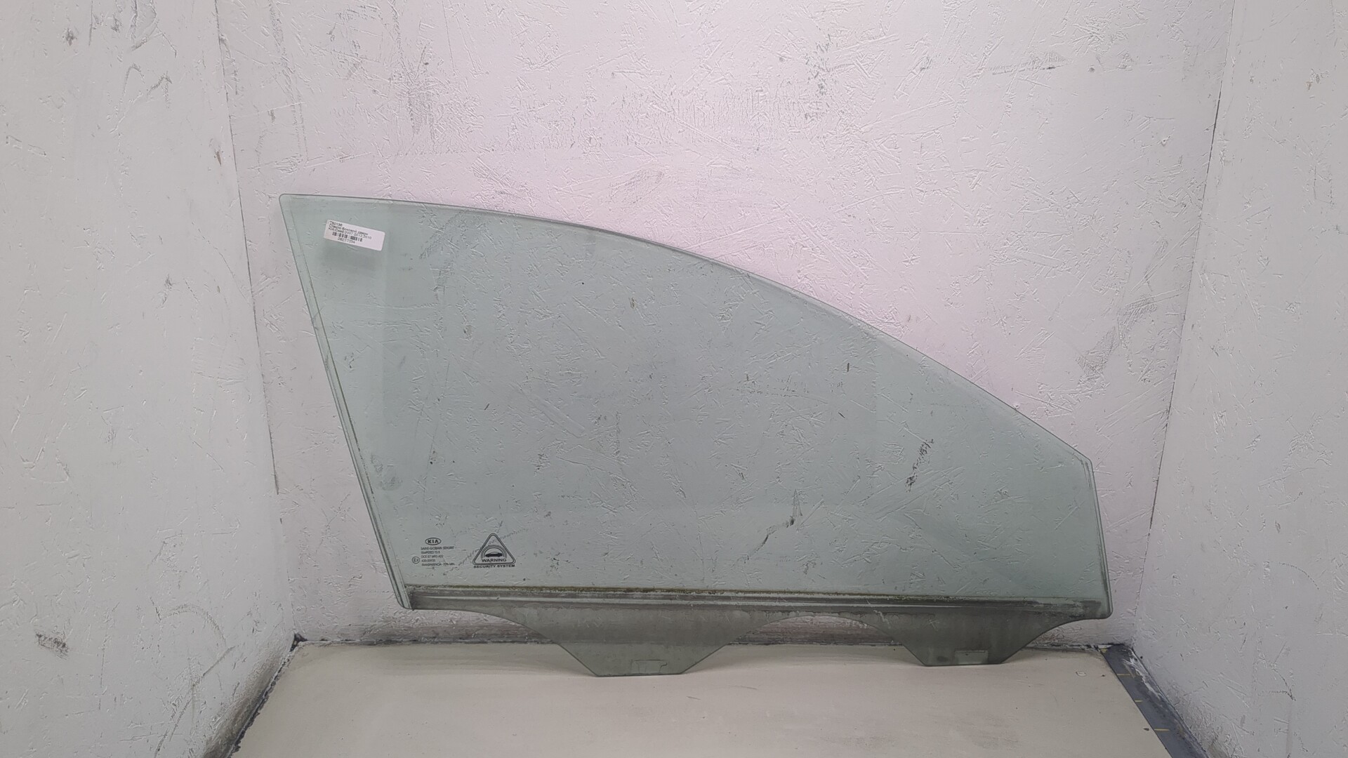 Стекло двери передней правой