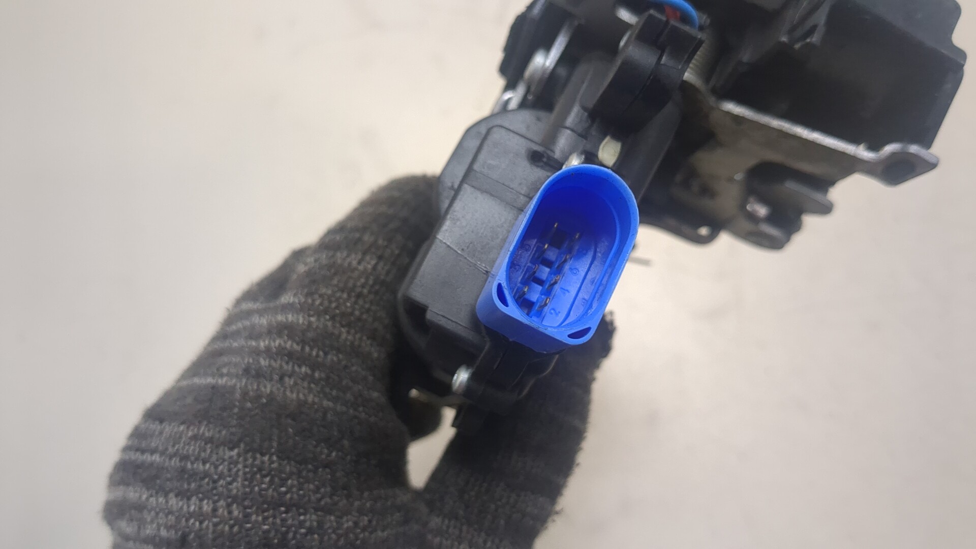 Замок двери передней правой