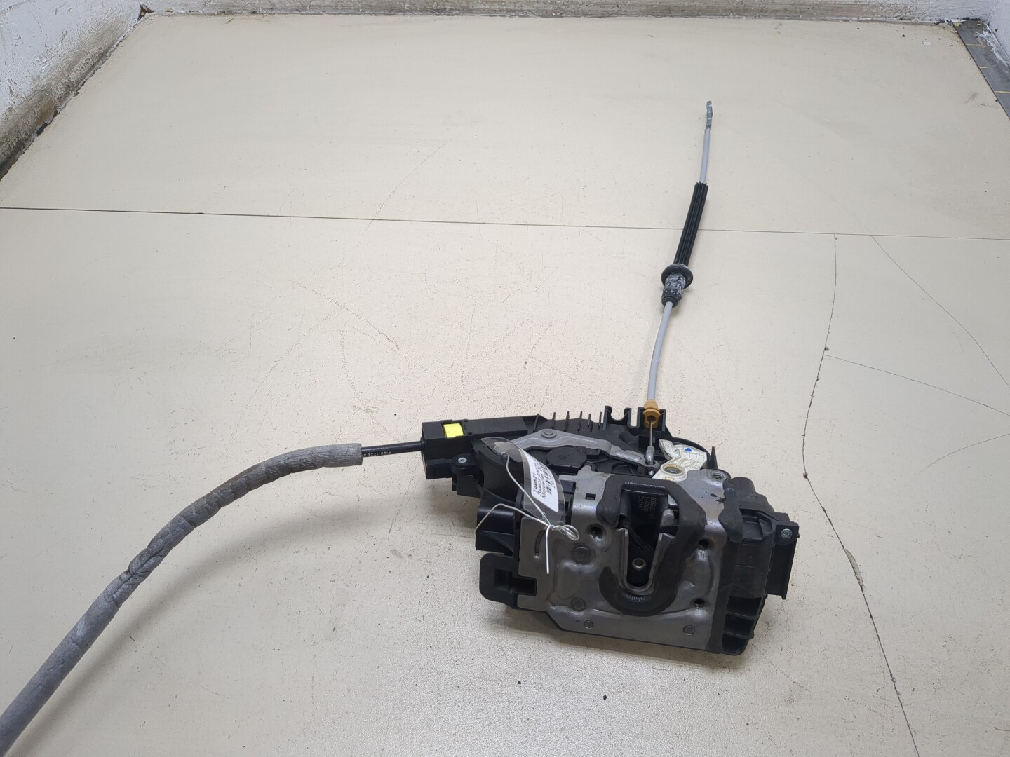 Замок двери передней правой