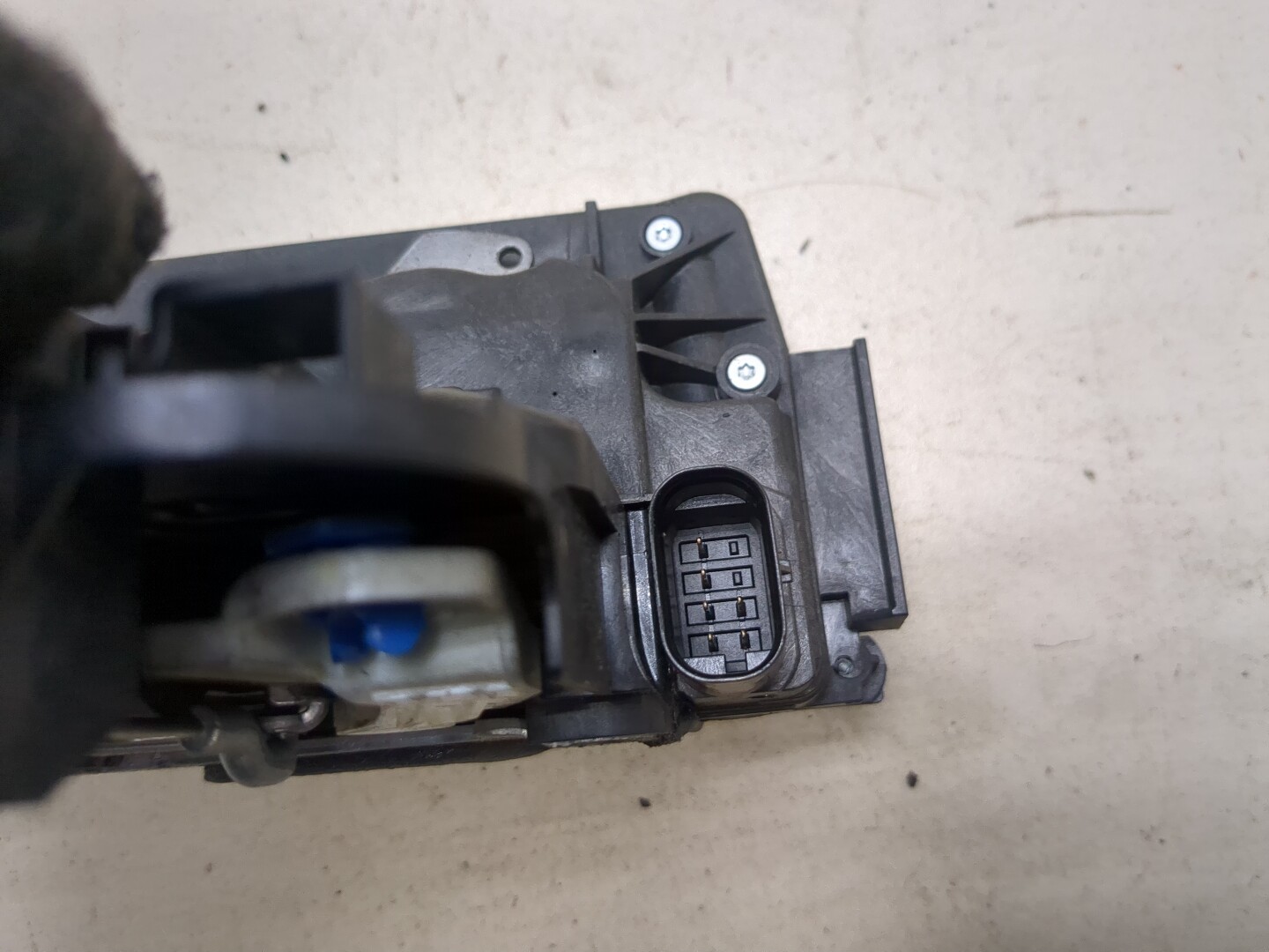 Замок двери передней правой