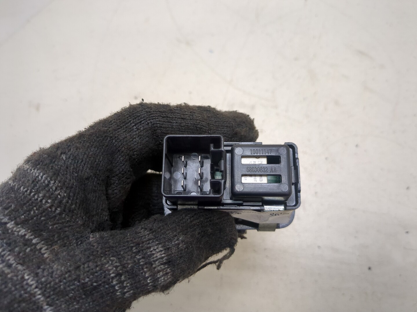 Кнопка стеклоподъемника