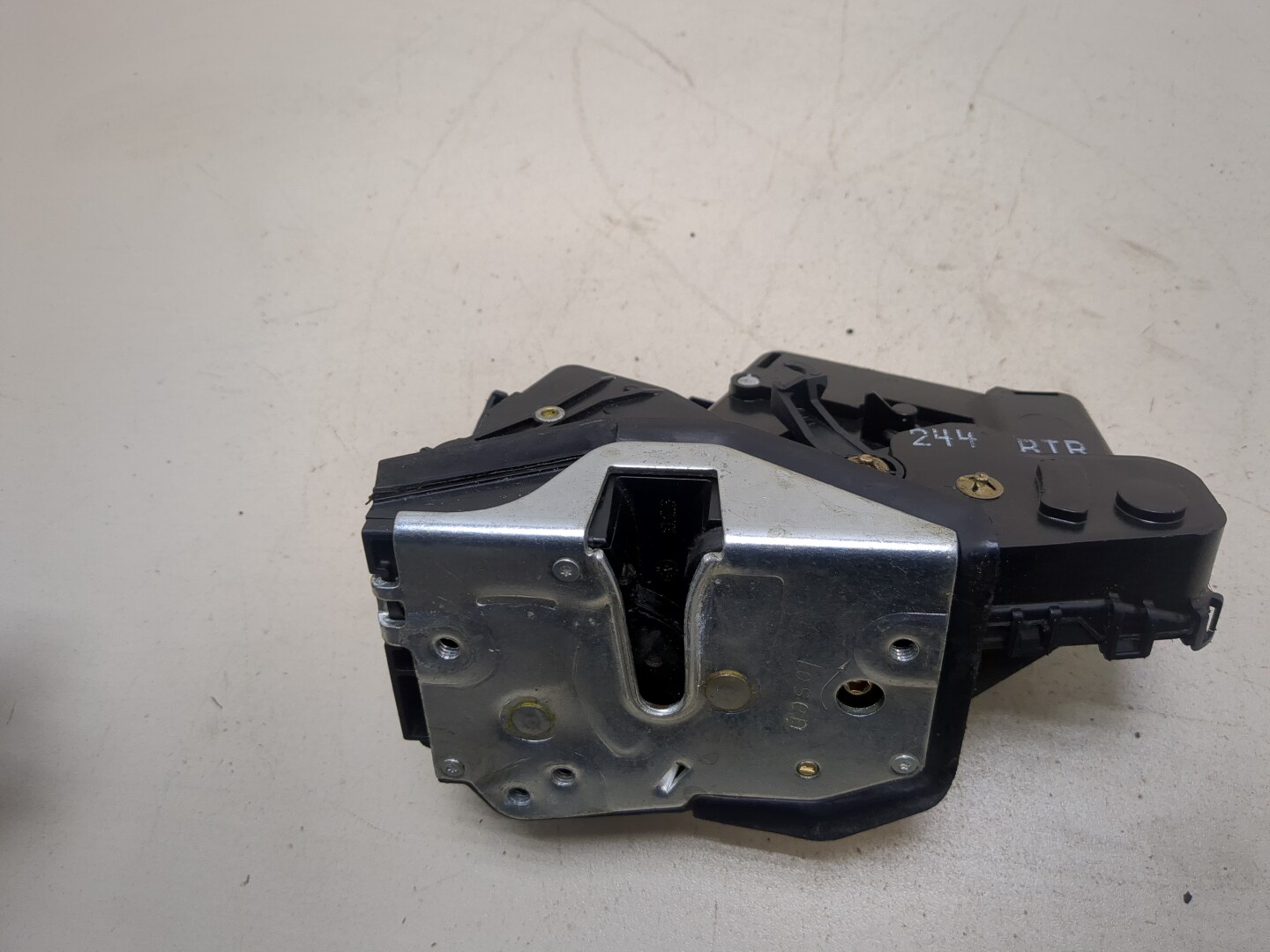 Замок двери передней правой