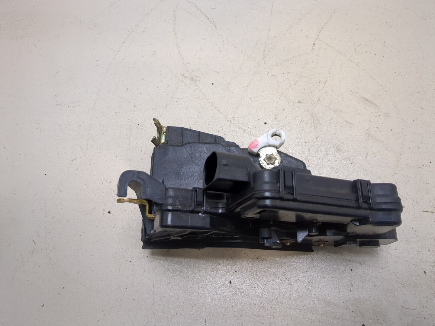 Замок двери передней правой