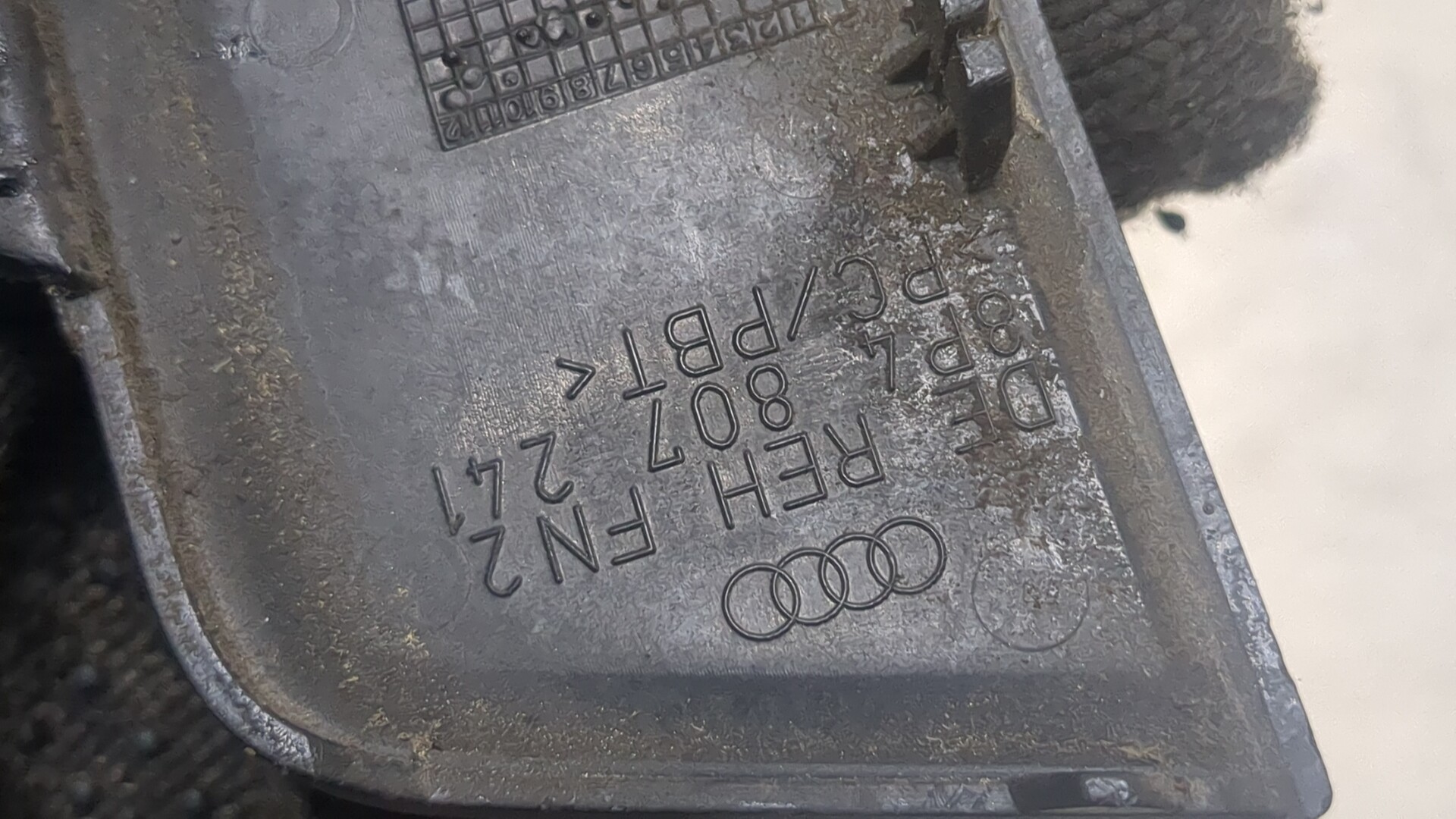 Заглушка буксировочного крюка