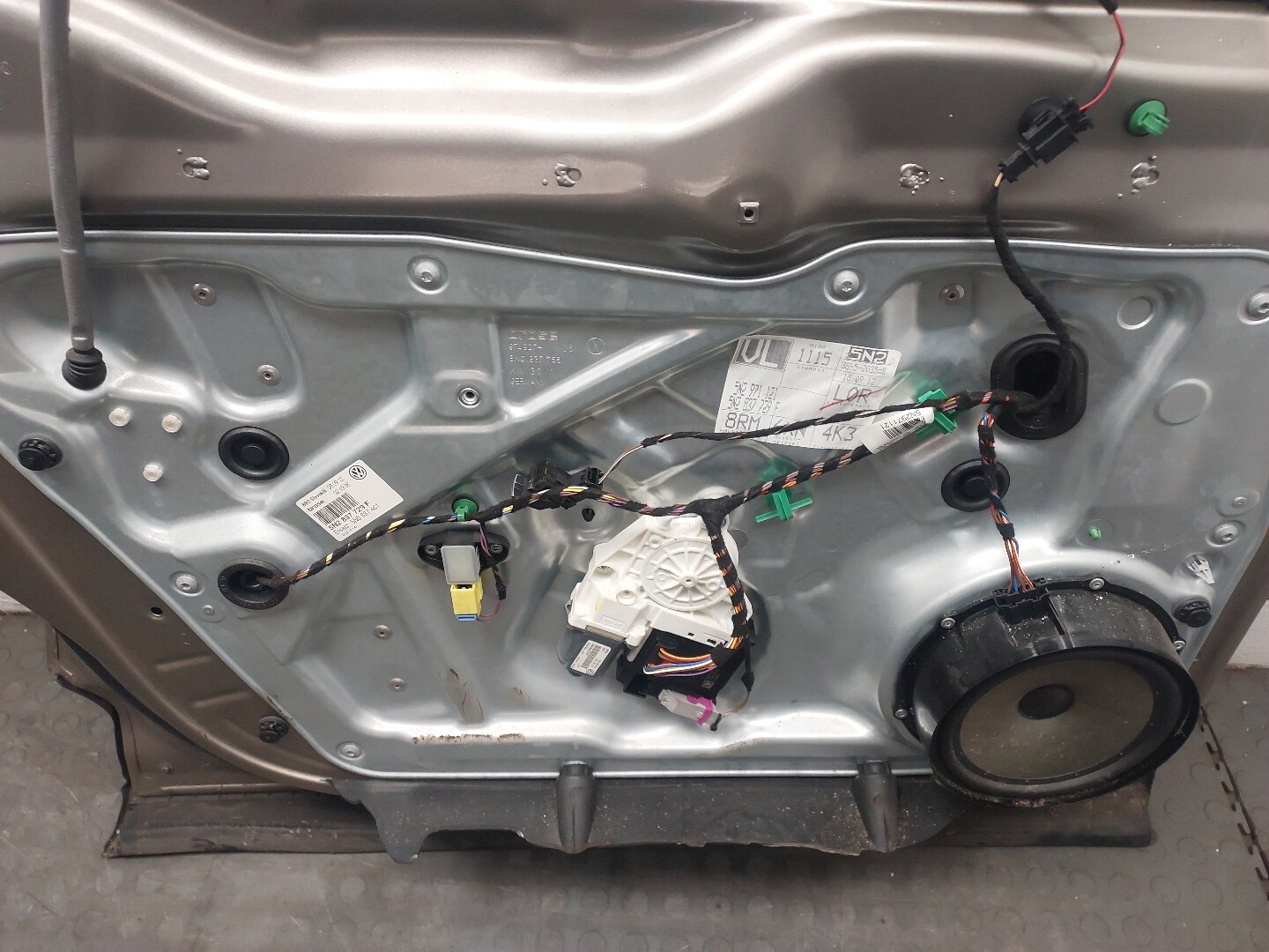 Дверь передняя левая