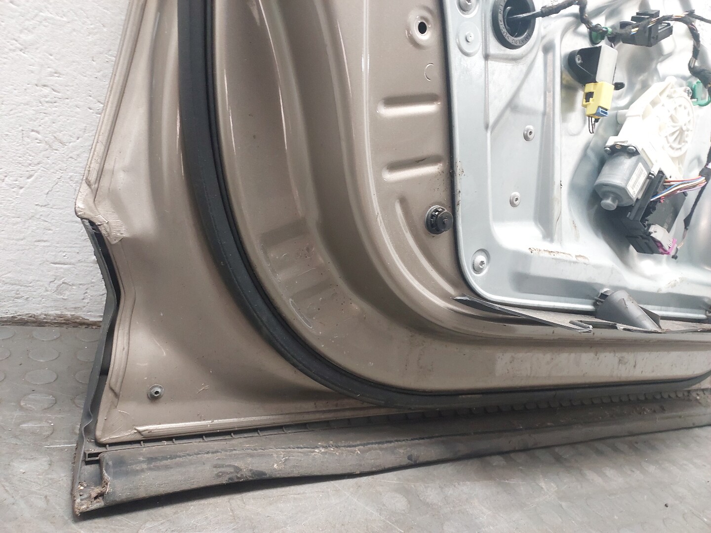 Дверь передняя левая