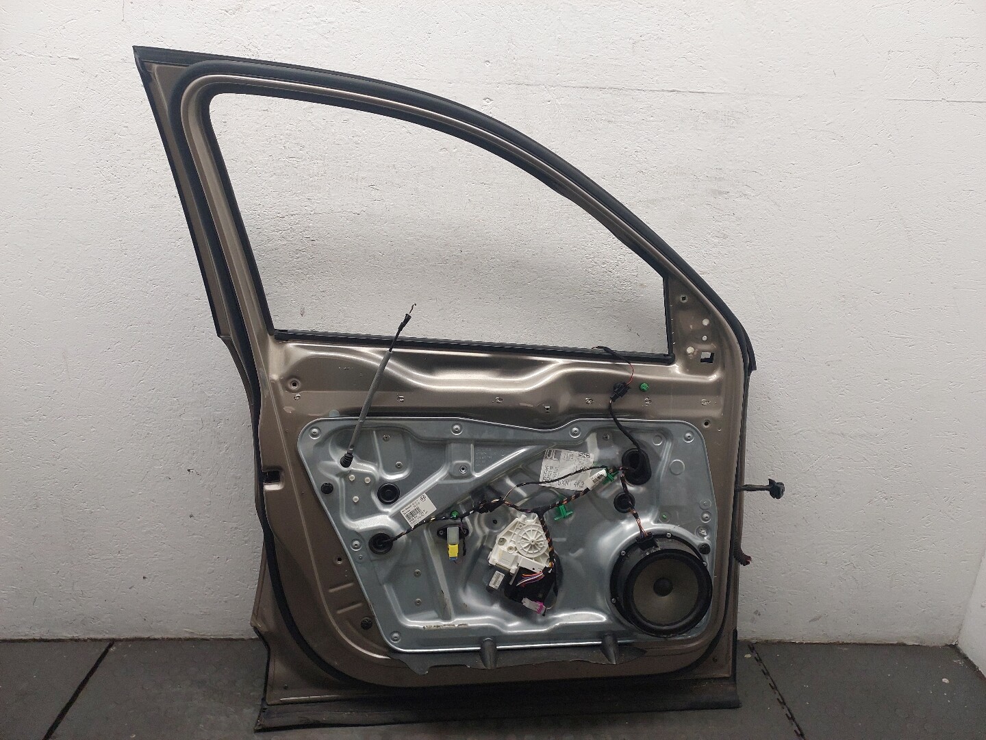 Дверь передняя левая