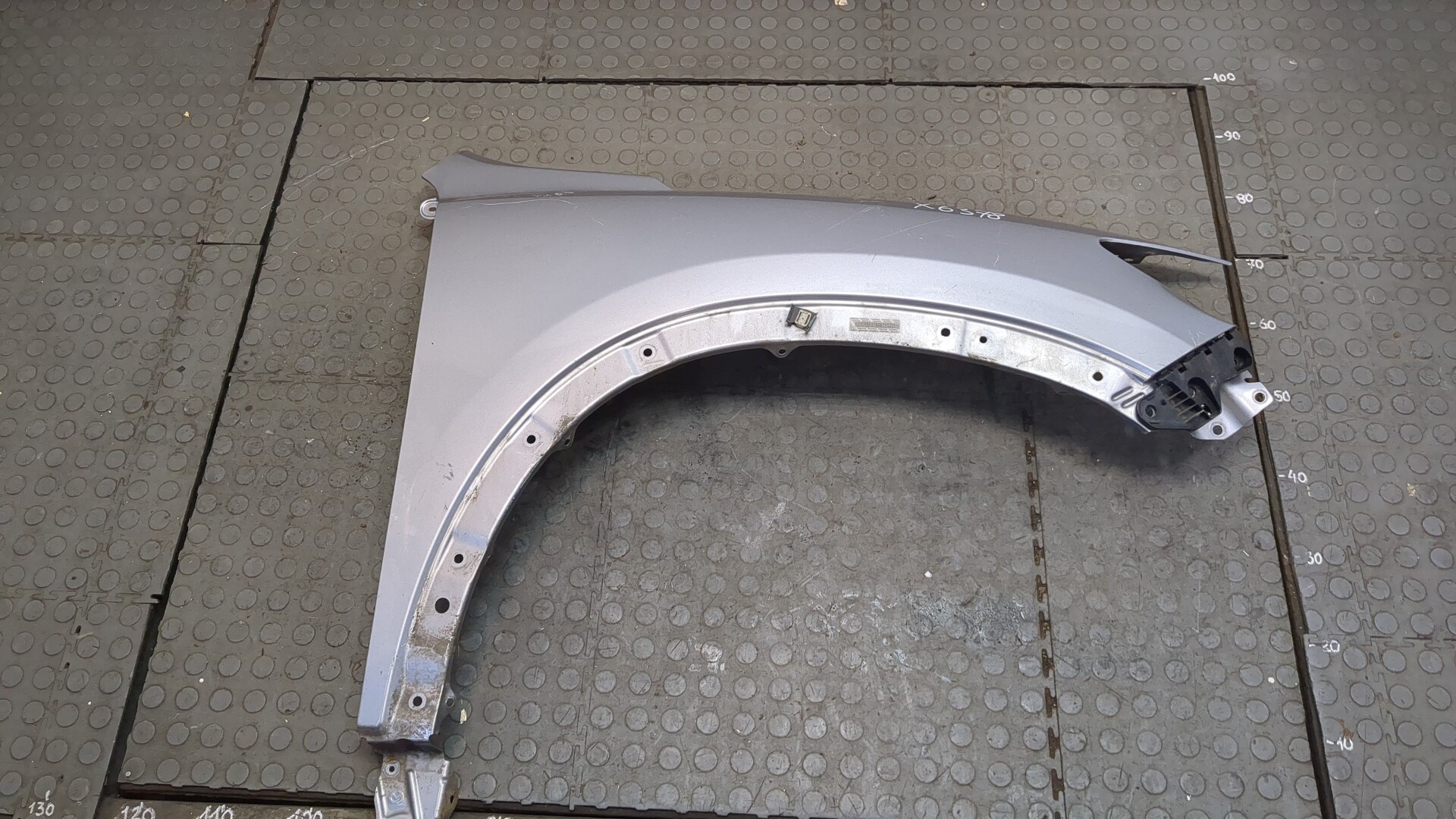 Крыло переднее правое