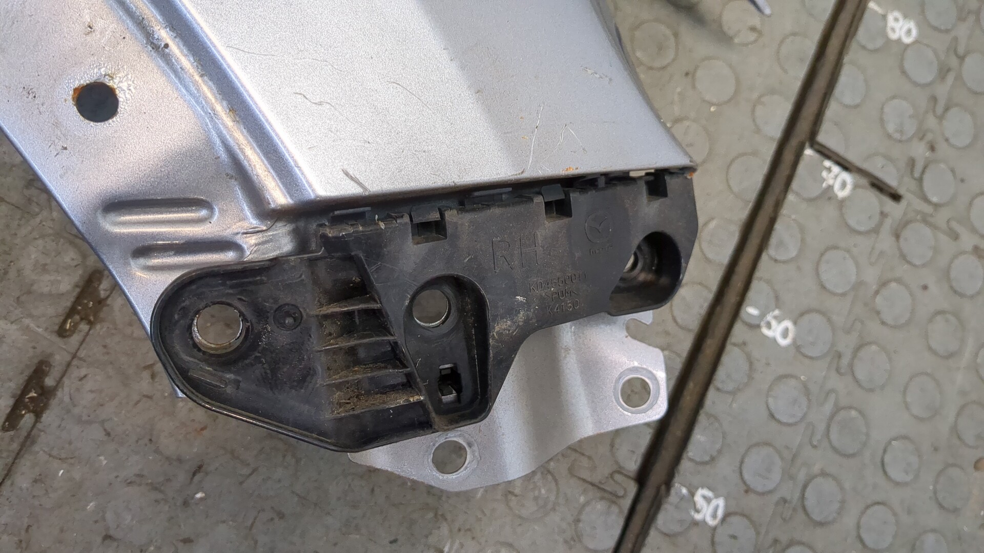 Крыло переднее правое