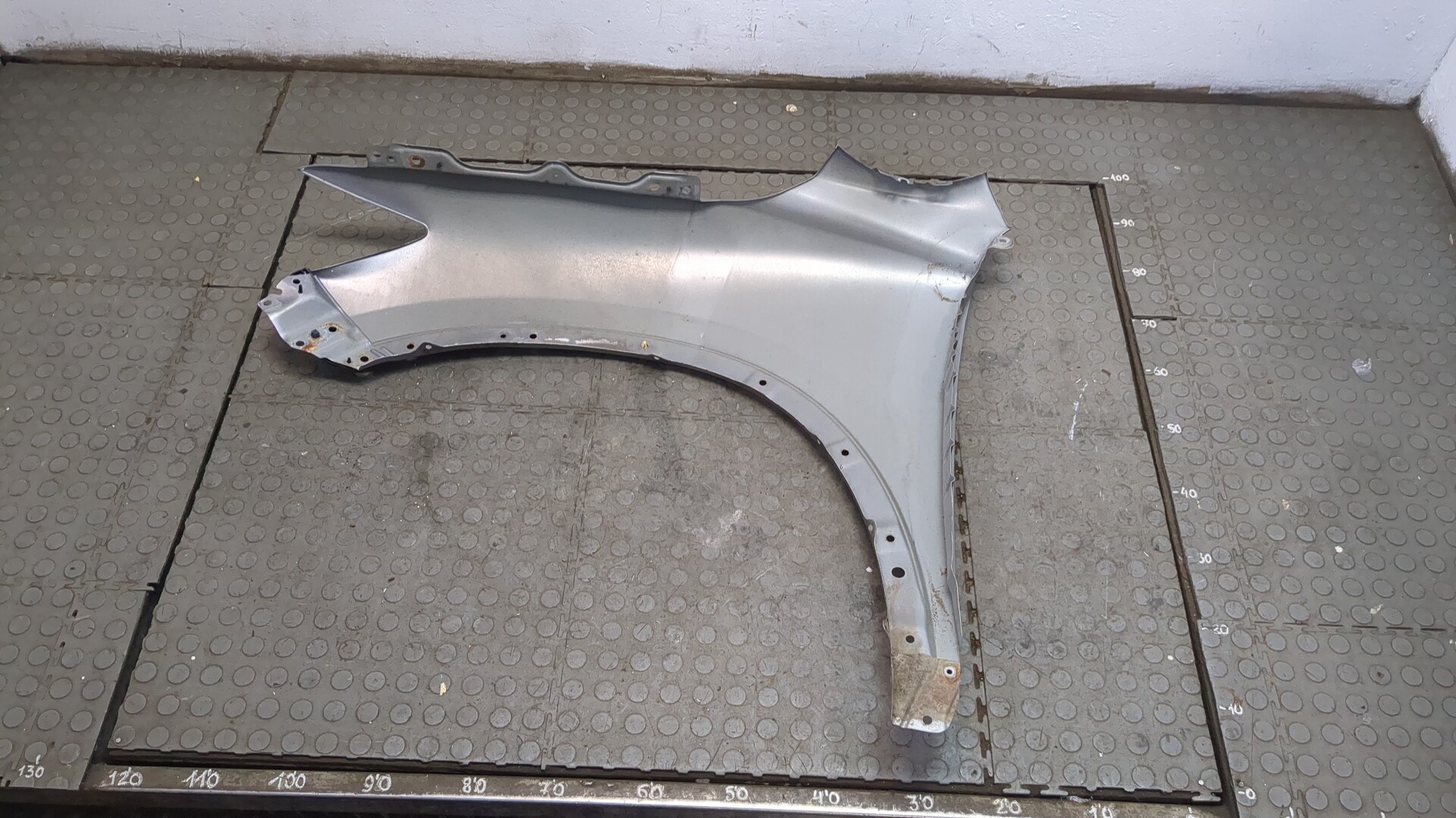 Крыло переднее правое