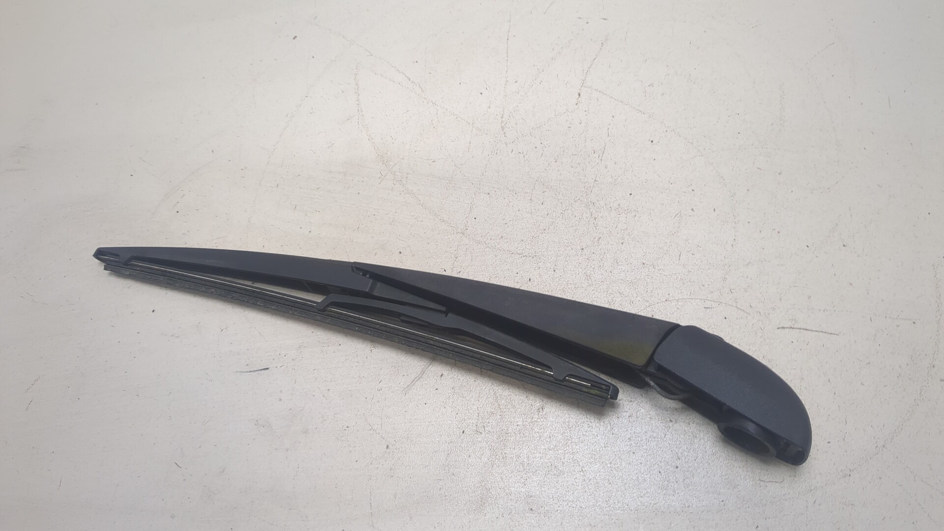 Поводок стеклоочистителя заднего