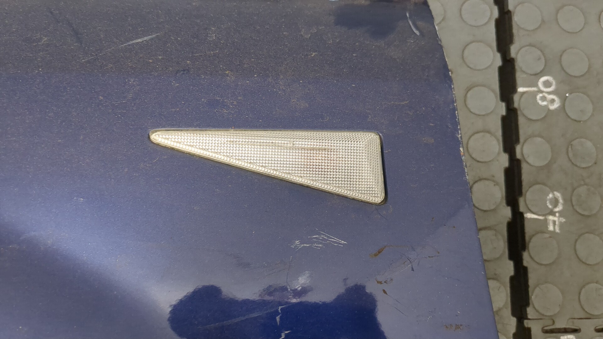 Крыло переднее левое