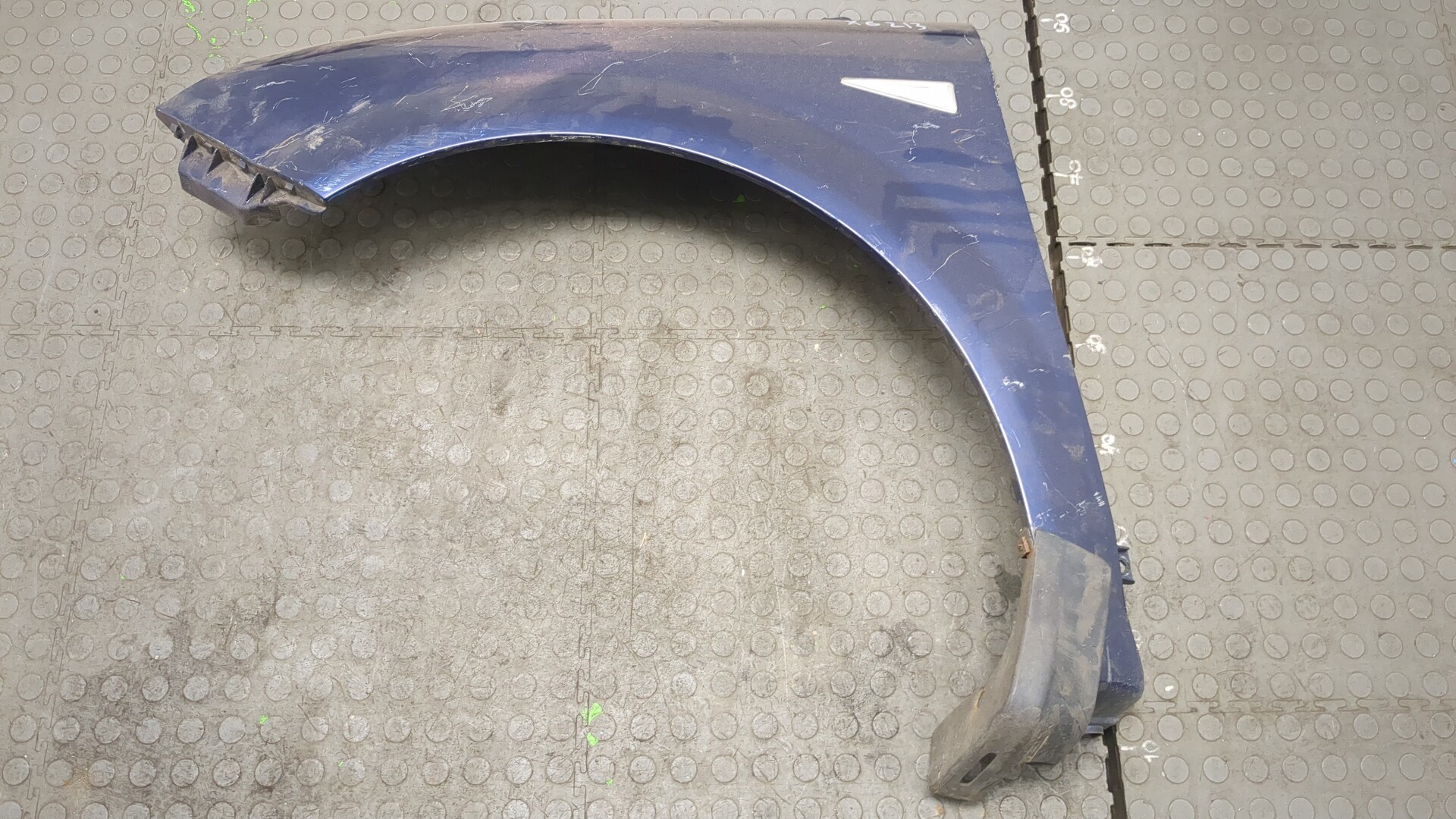 Крыло переднее левое