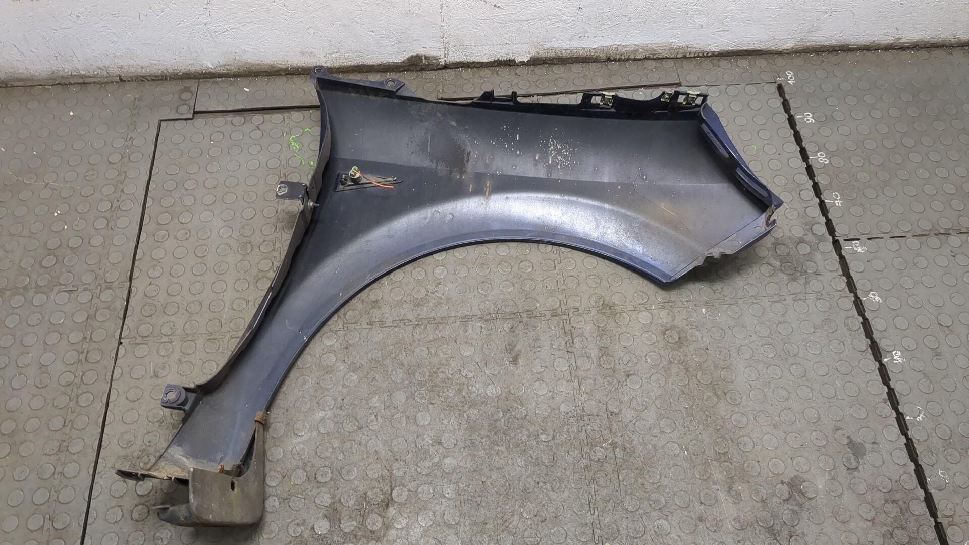 Крыло переднее левое