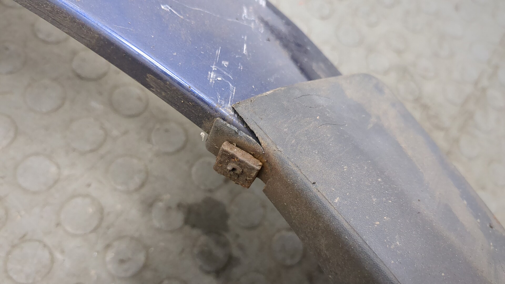 Крыло переднее левое