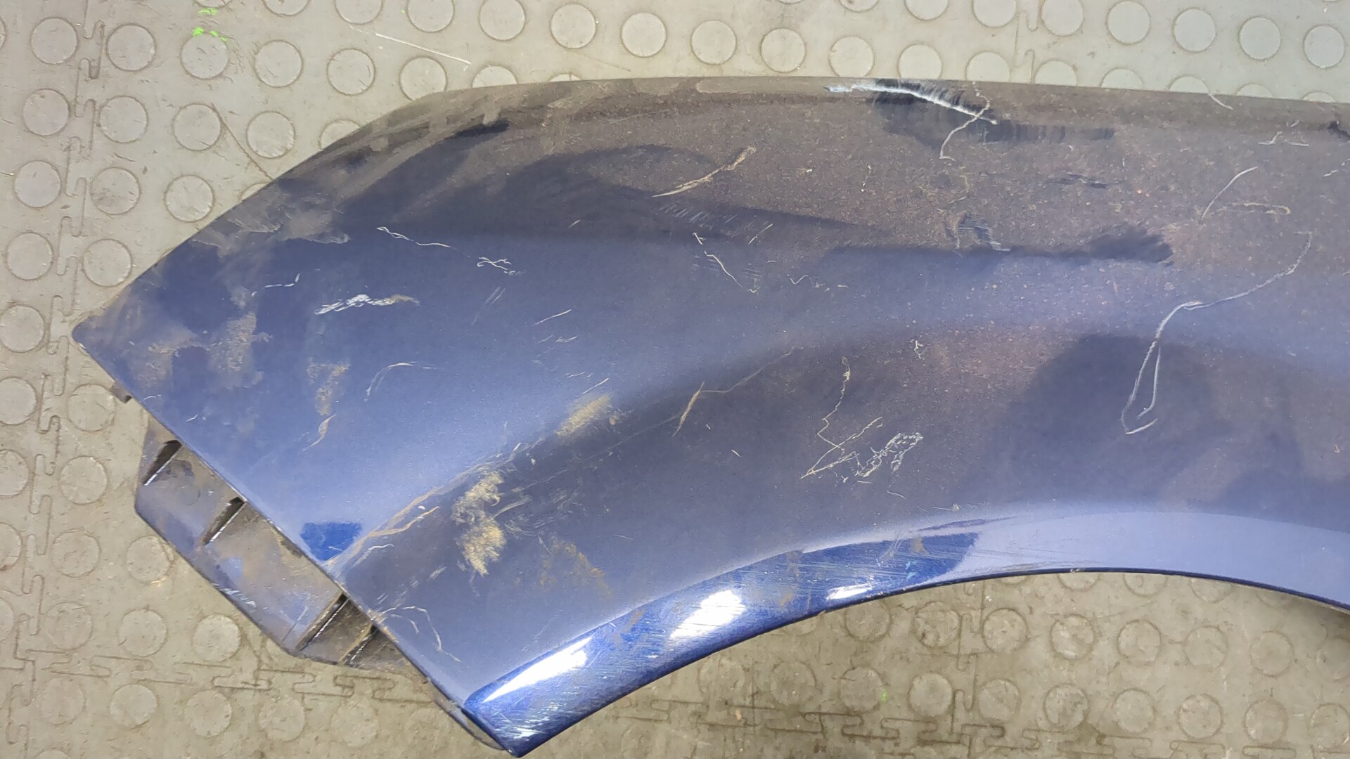 Крыло переднее левое