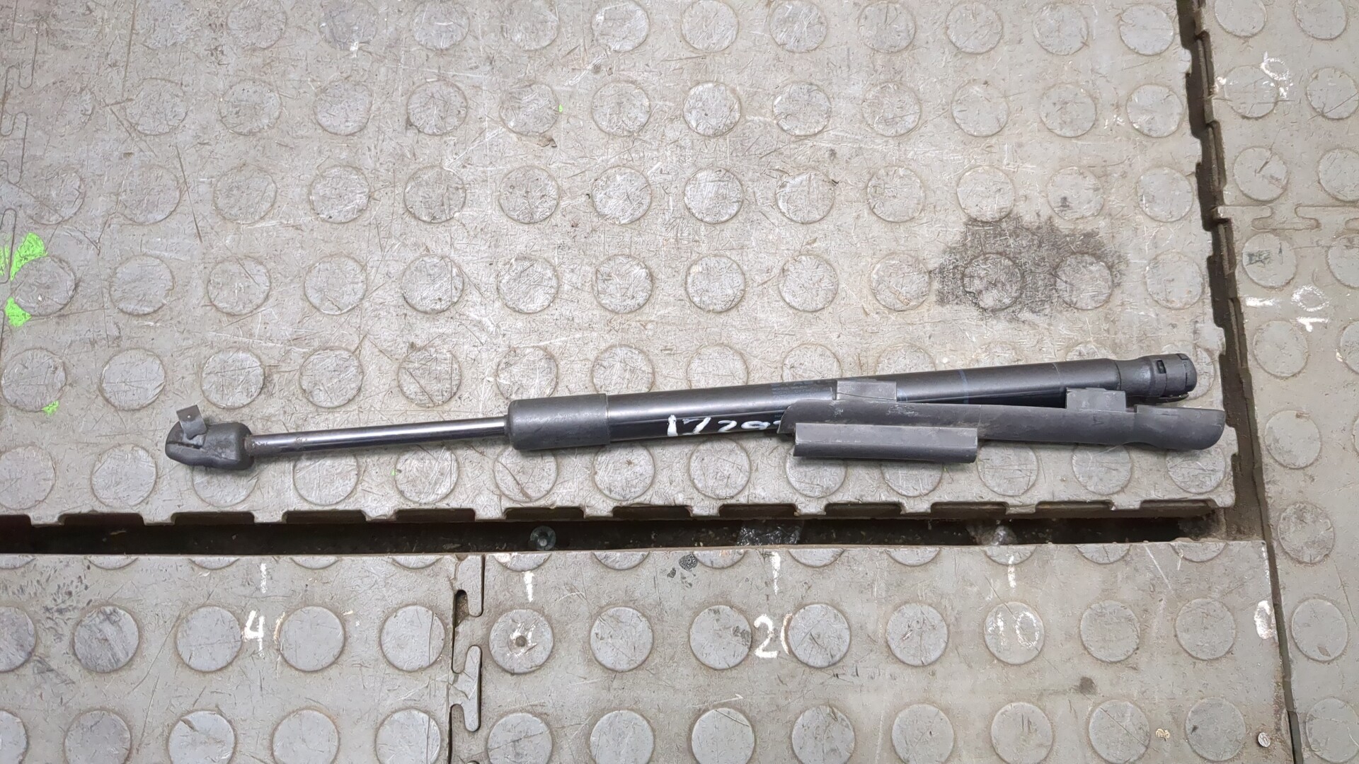 Амортизатор капота