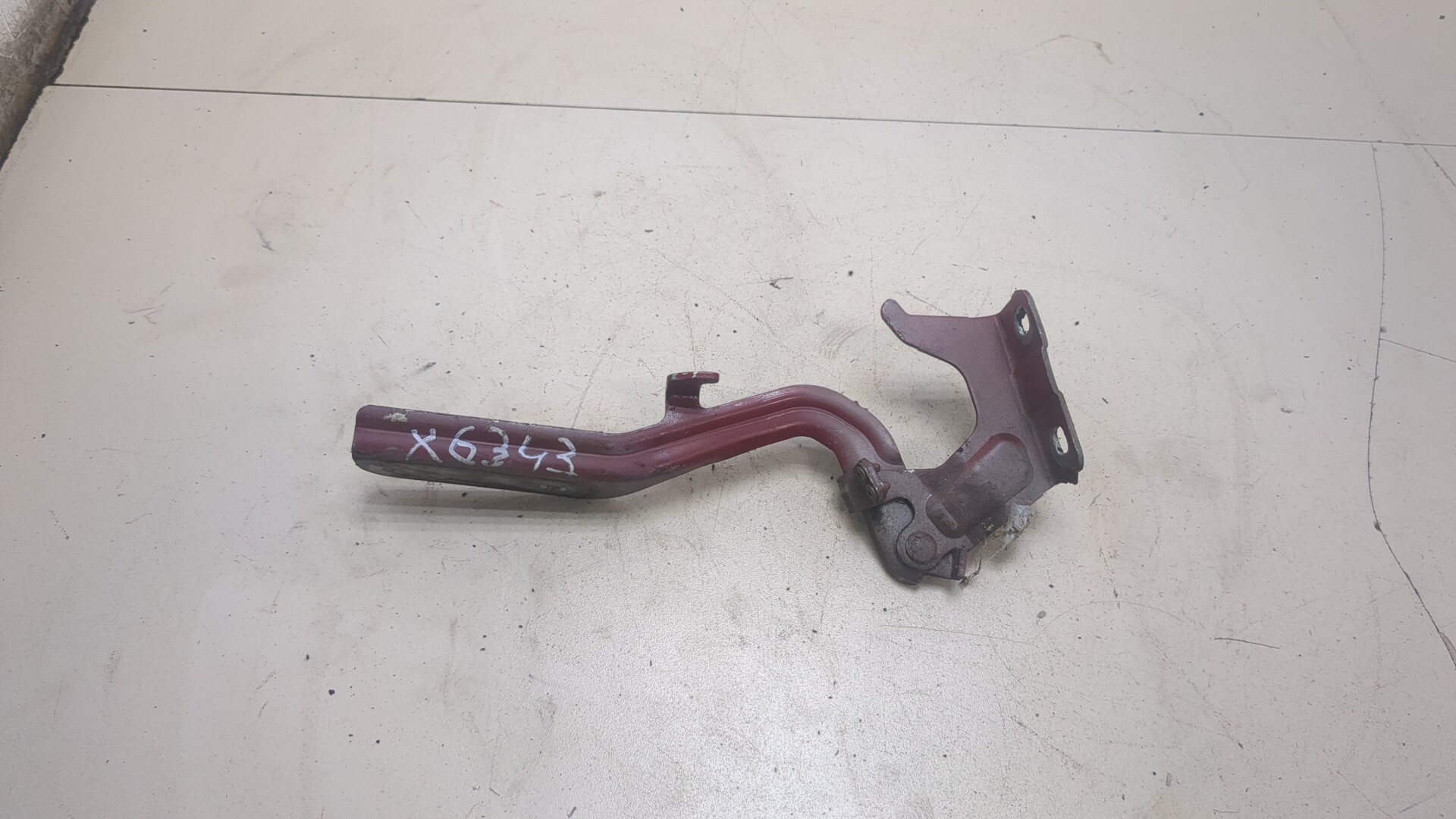 Петля капота правая