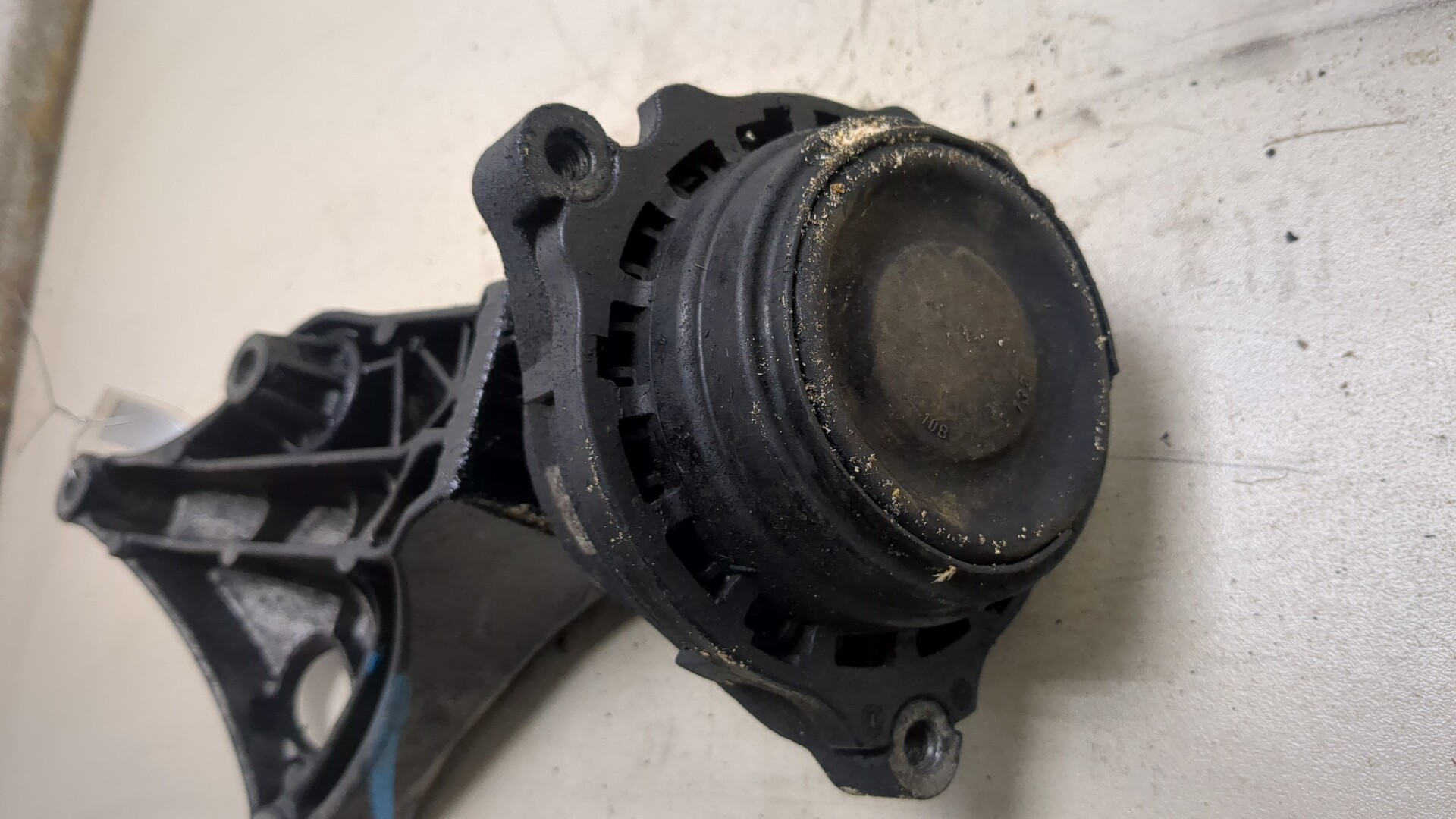 Опора двигателя левая