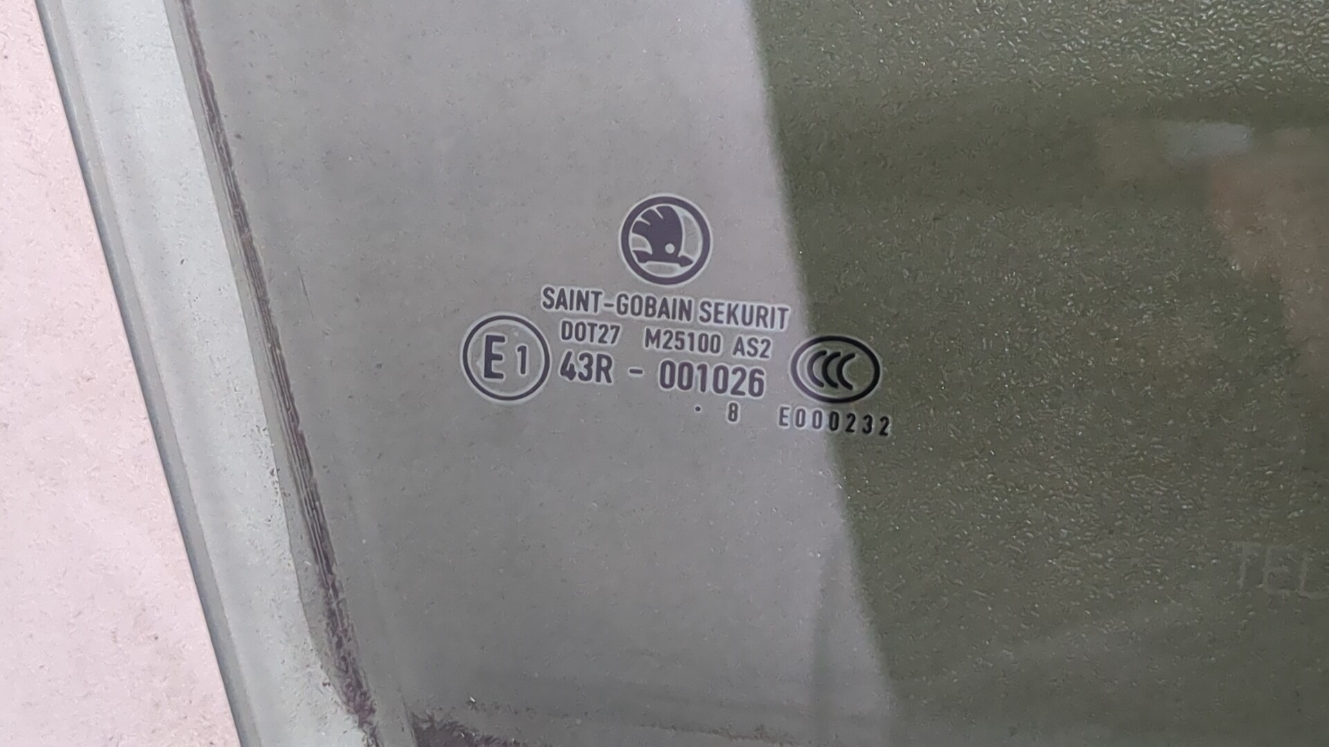 Стекло двери передней правой