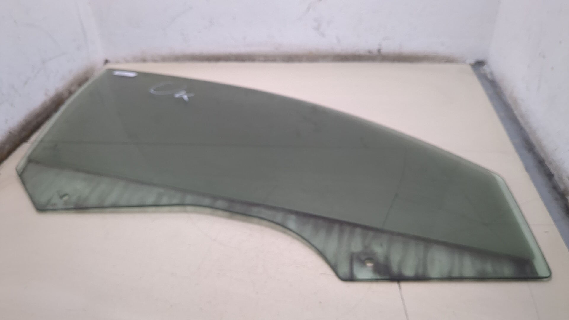 Стекло двери передней правой