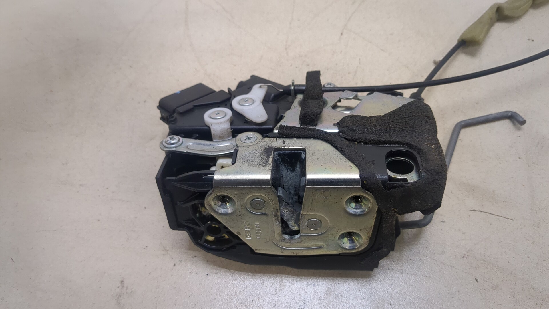 Замок двери передней правой