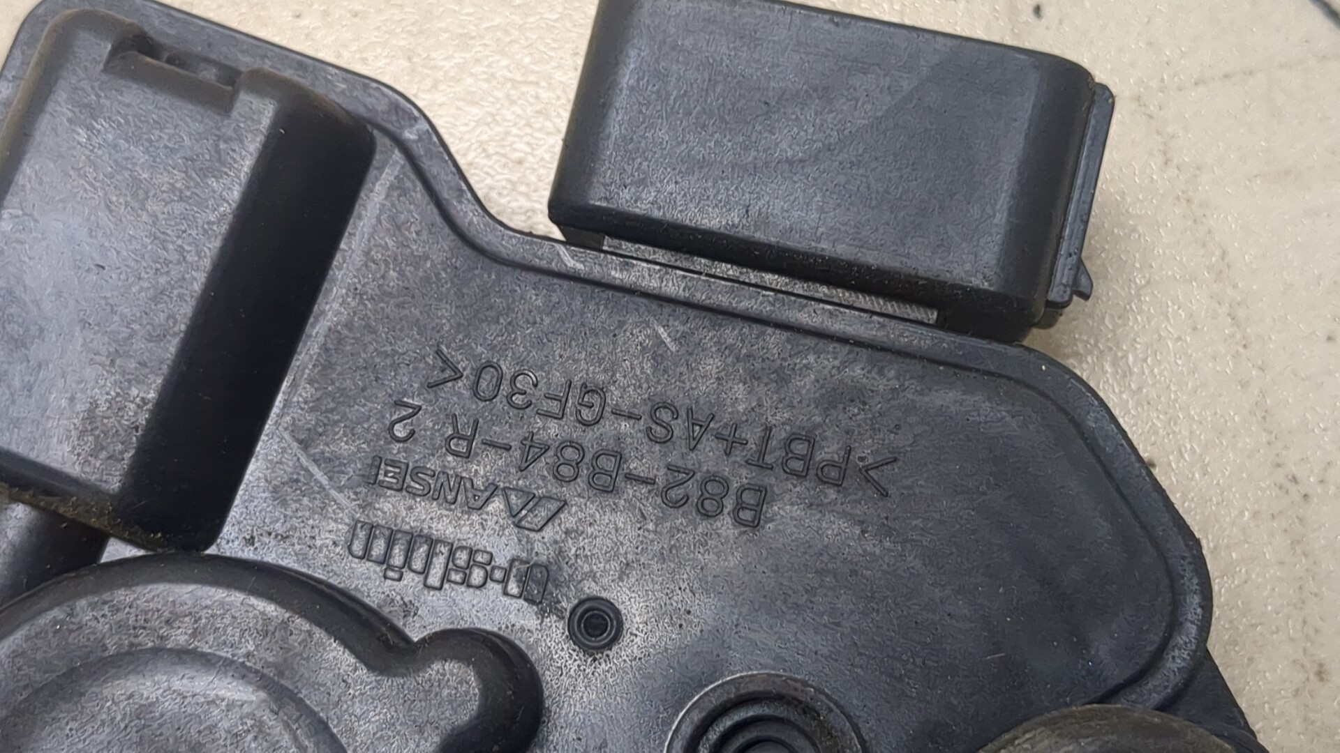 Замок двери передней правой