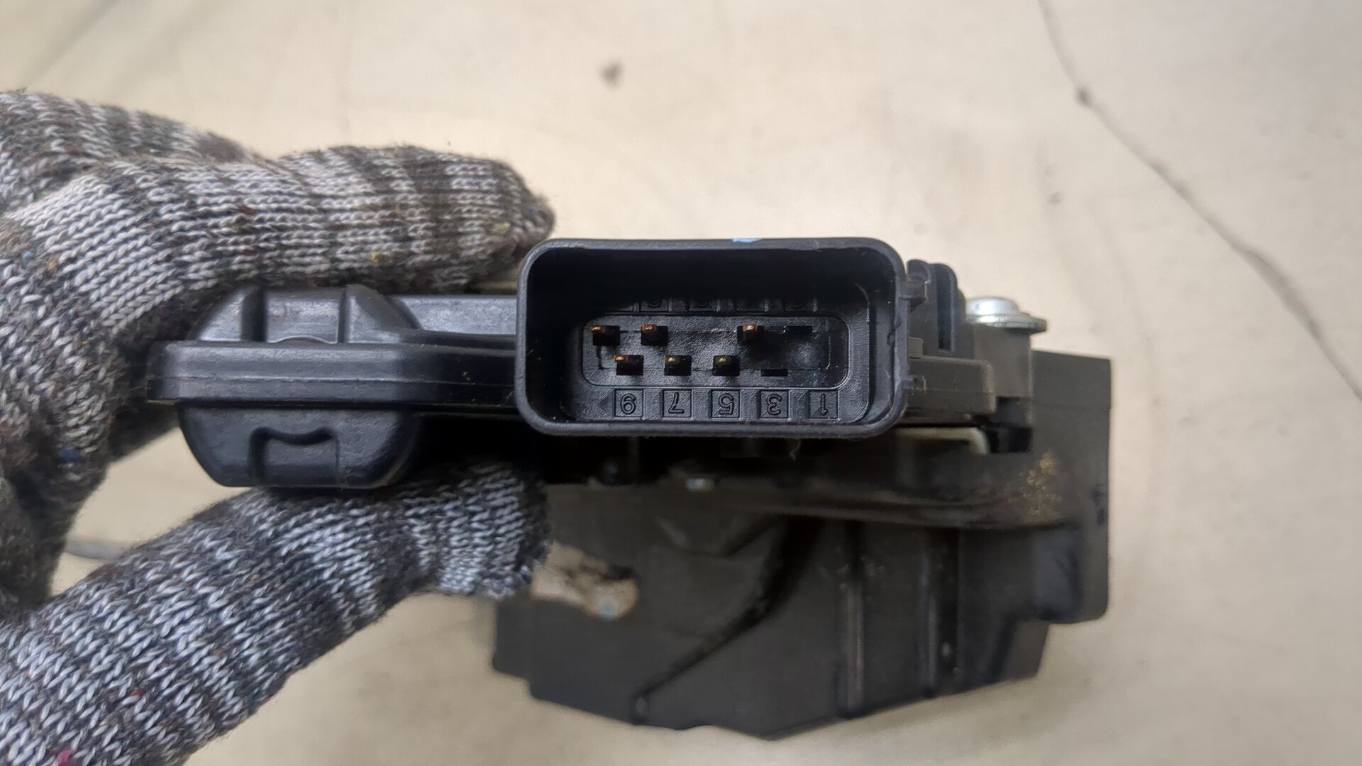 Замок двери передней правой