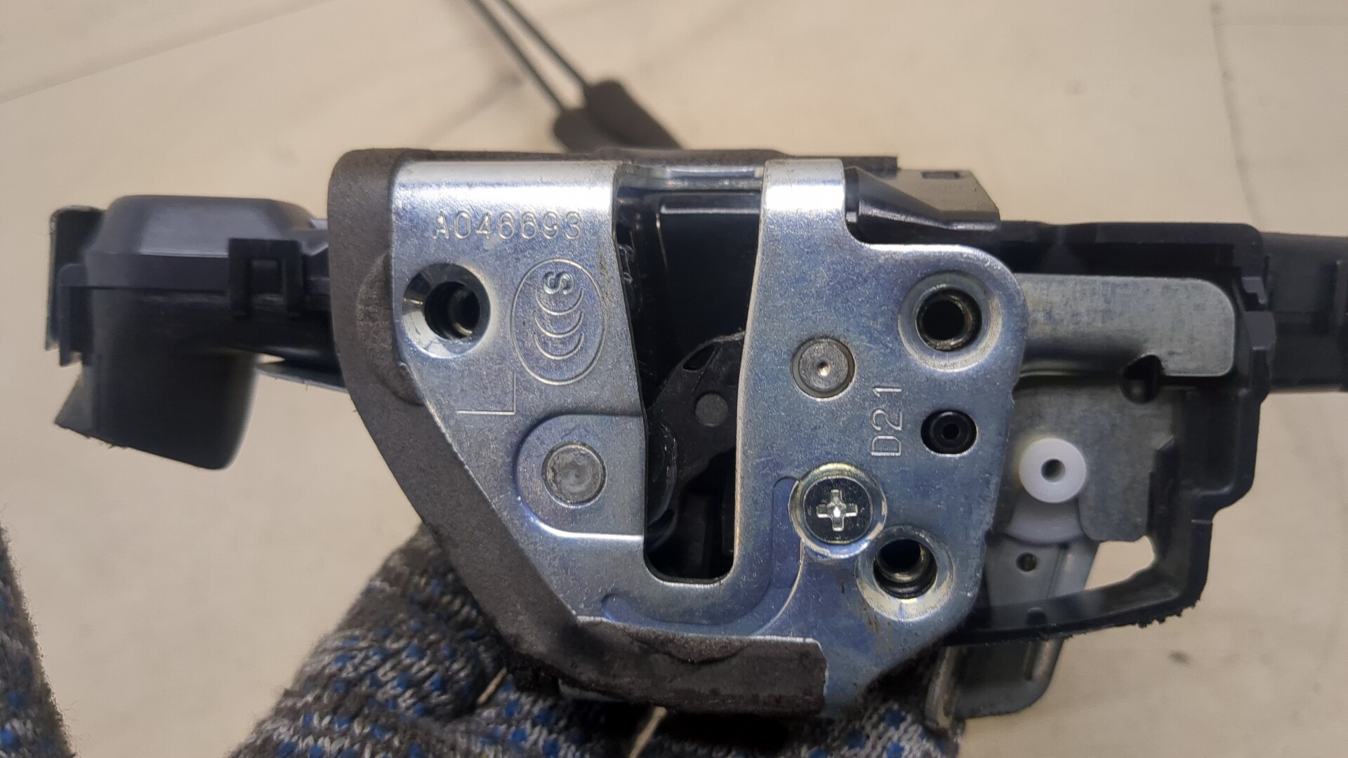 Замок двери передней левой