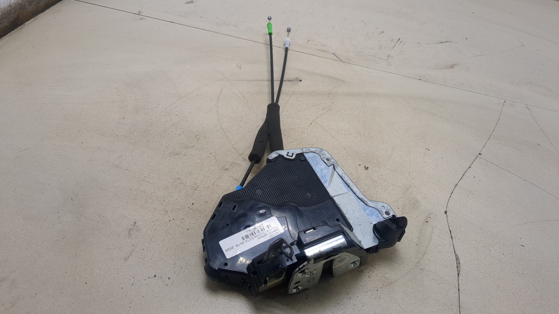 Замок двери передней левой