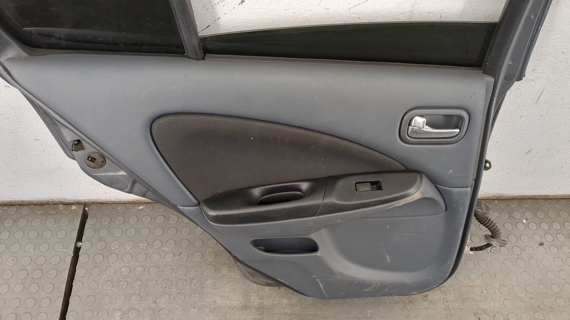 Дверь задняя левая