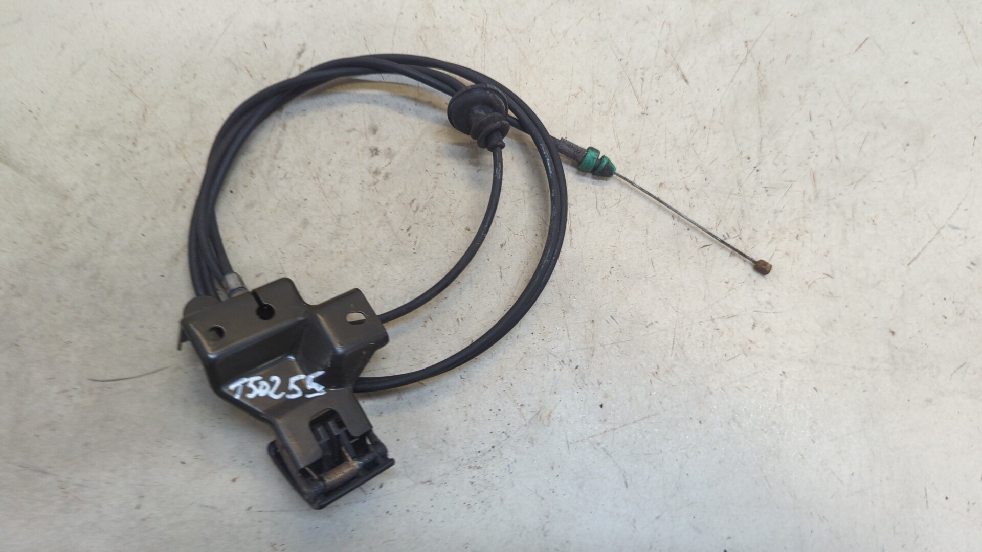 Трос открывания капота