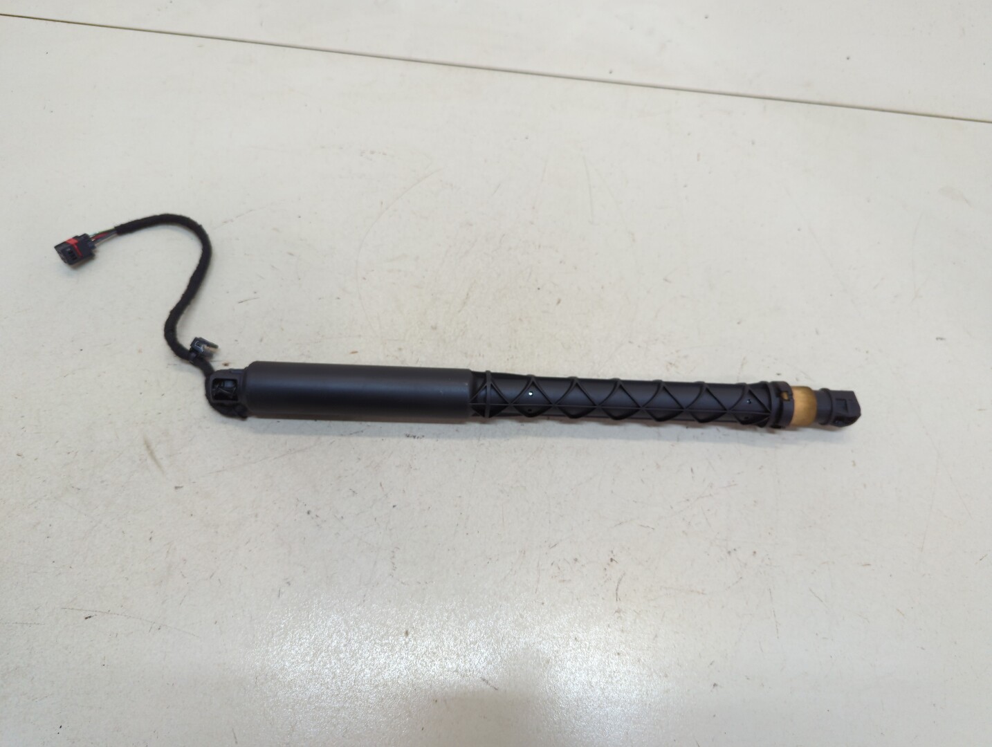 Амортизатор крышки багажника