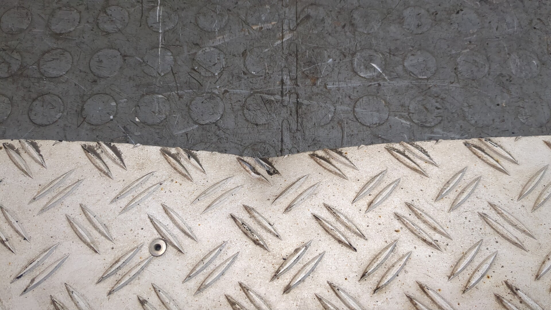 Подножка левая