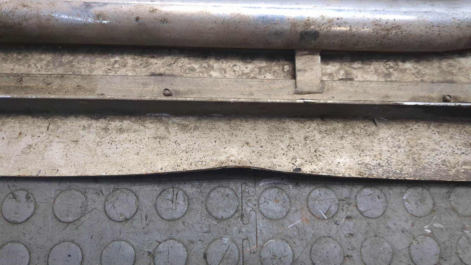 Подножка левая