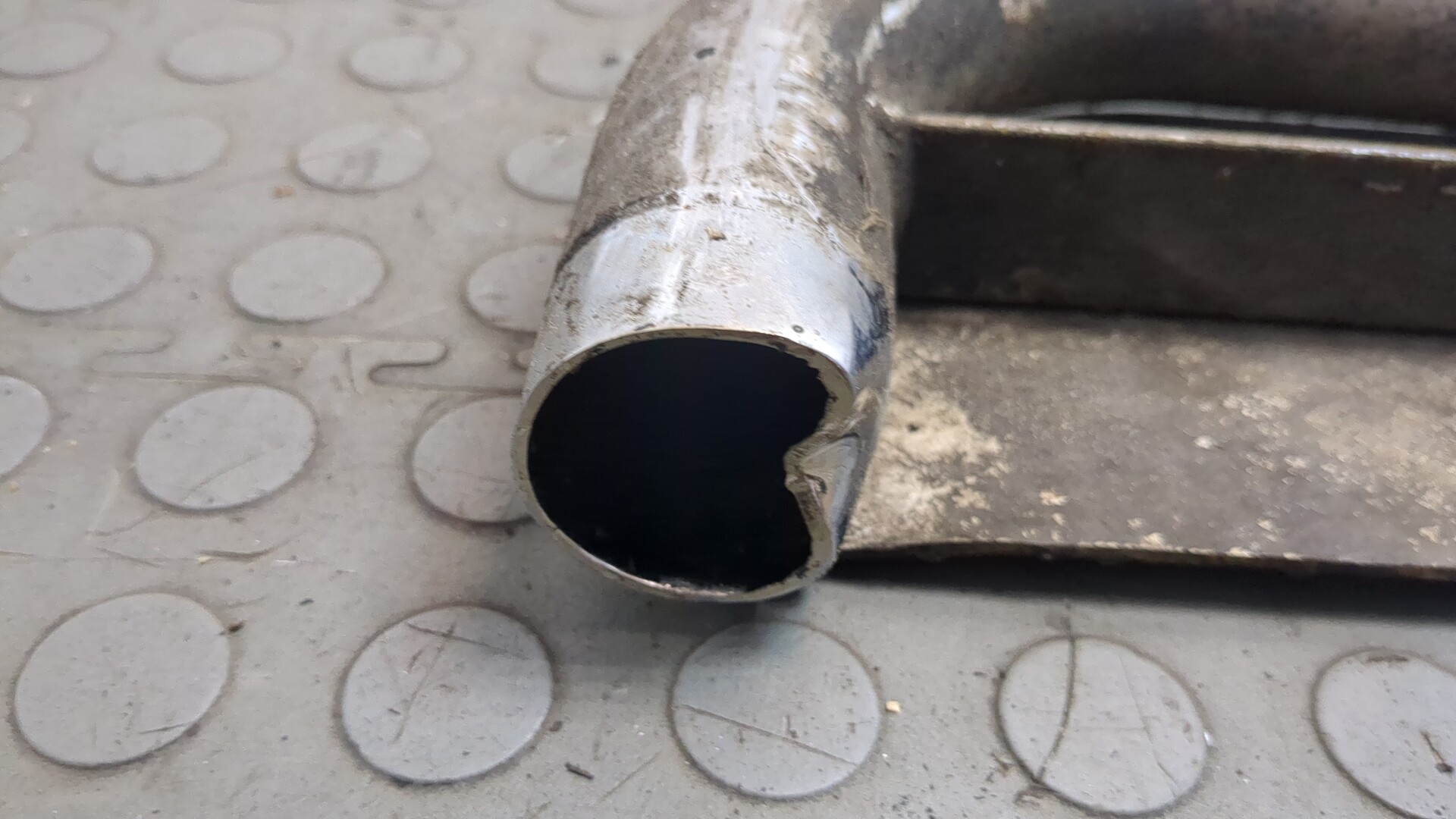 Подножка левая