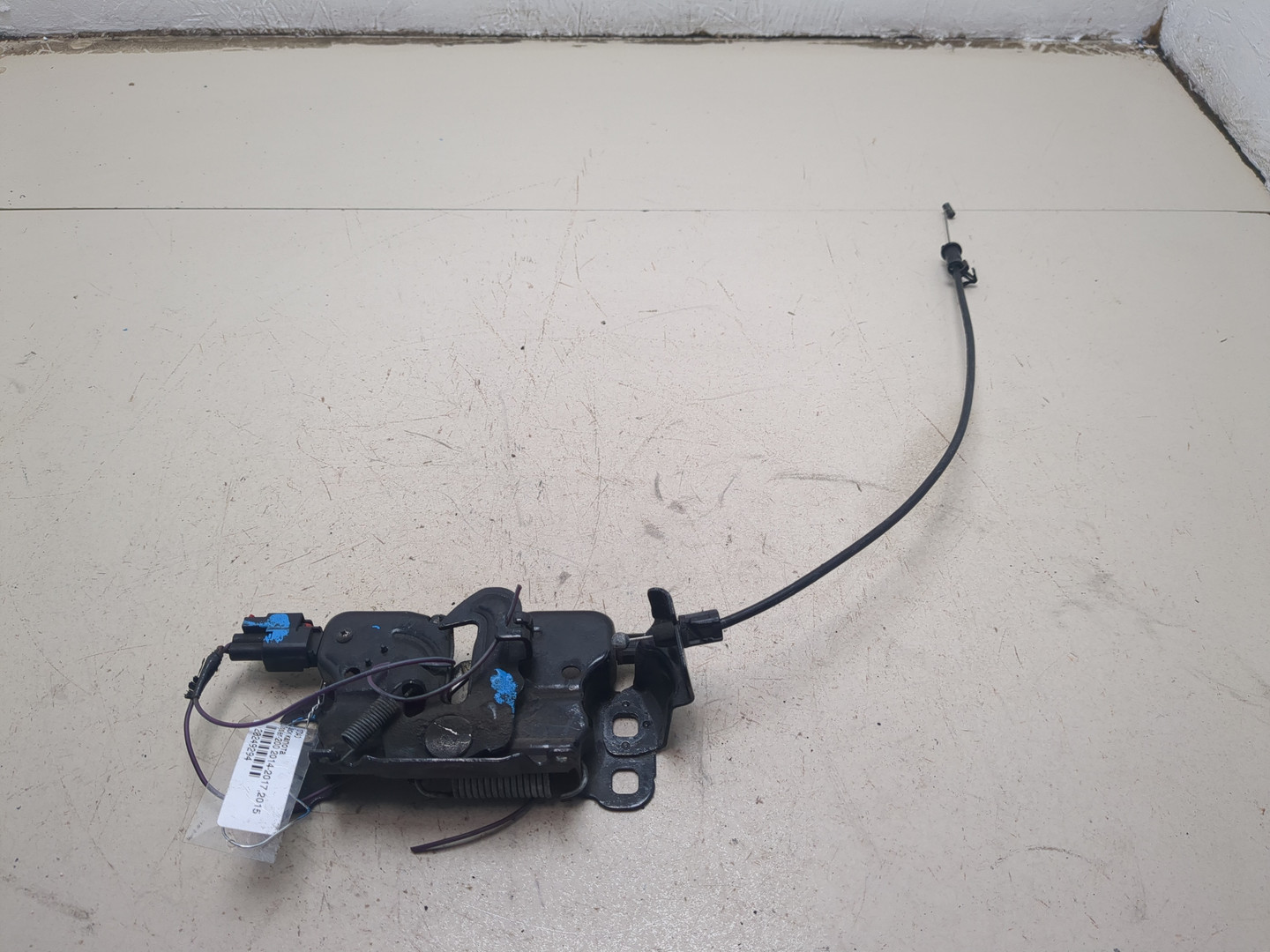 Замок капота