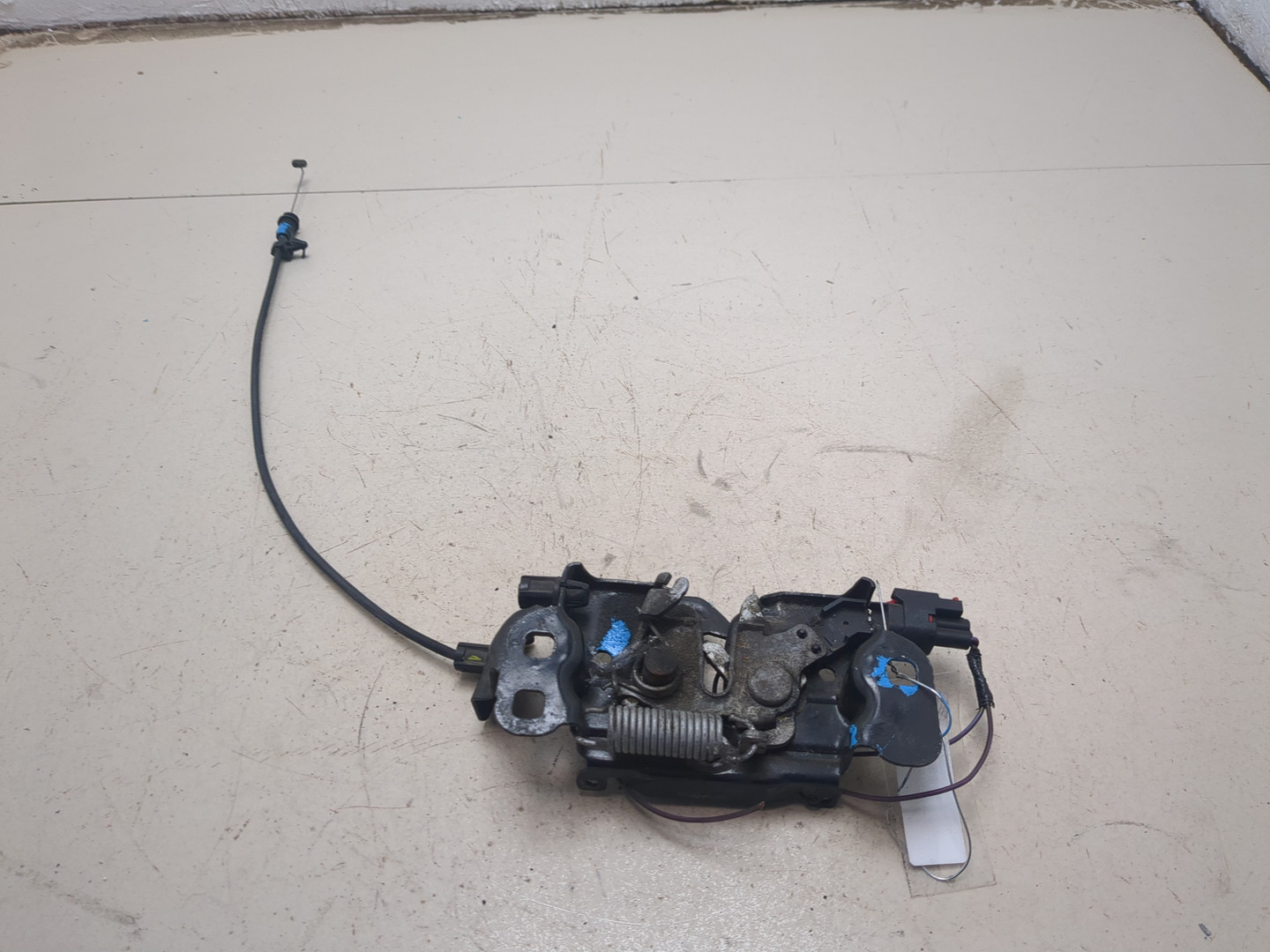 Замок капота