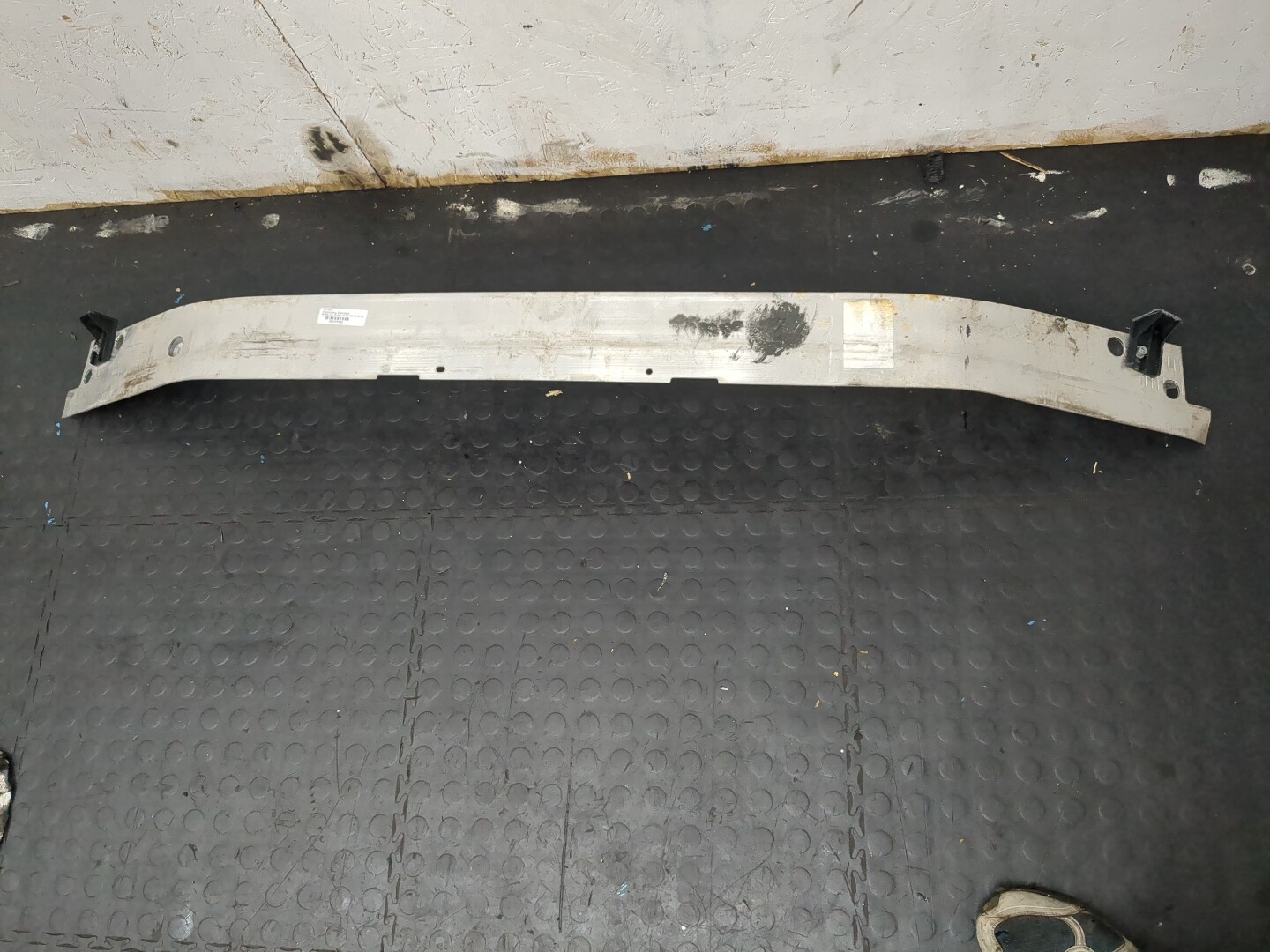 Усилитель переднего бампера