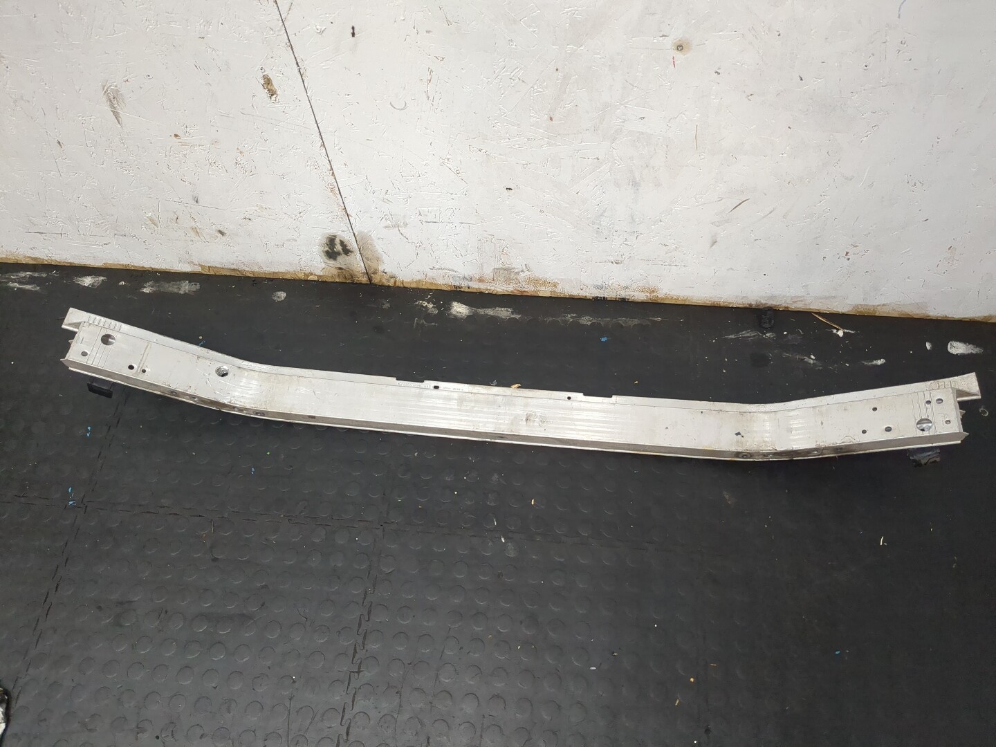 Усилитель переднего бампера