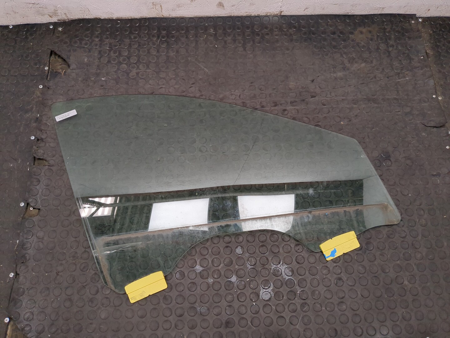 Стекло двери передней правой