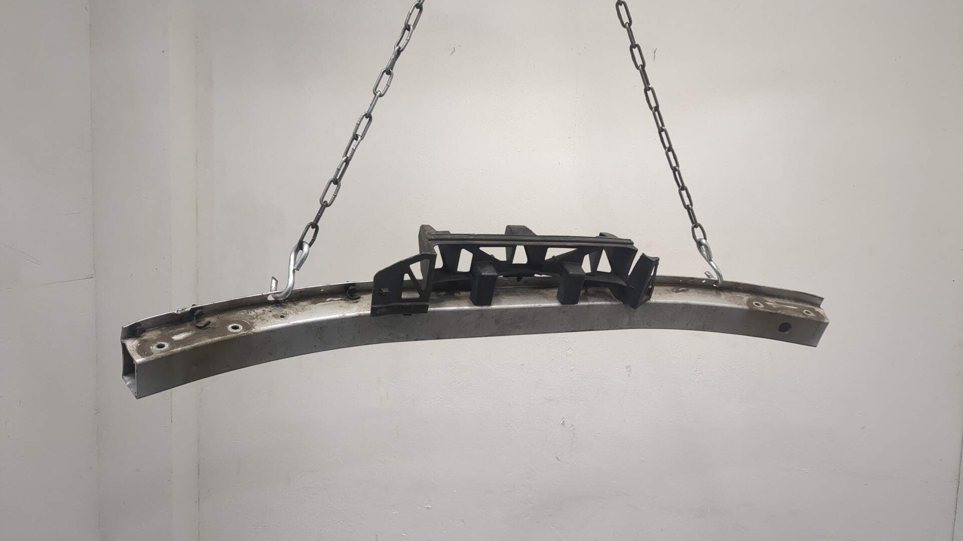 Усилитель переднего бампера