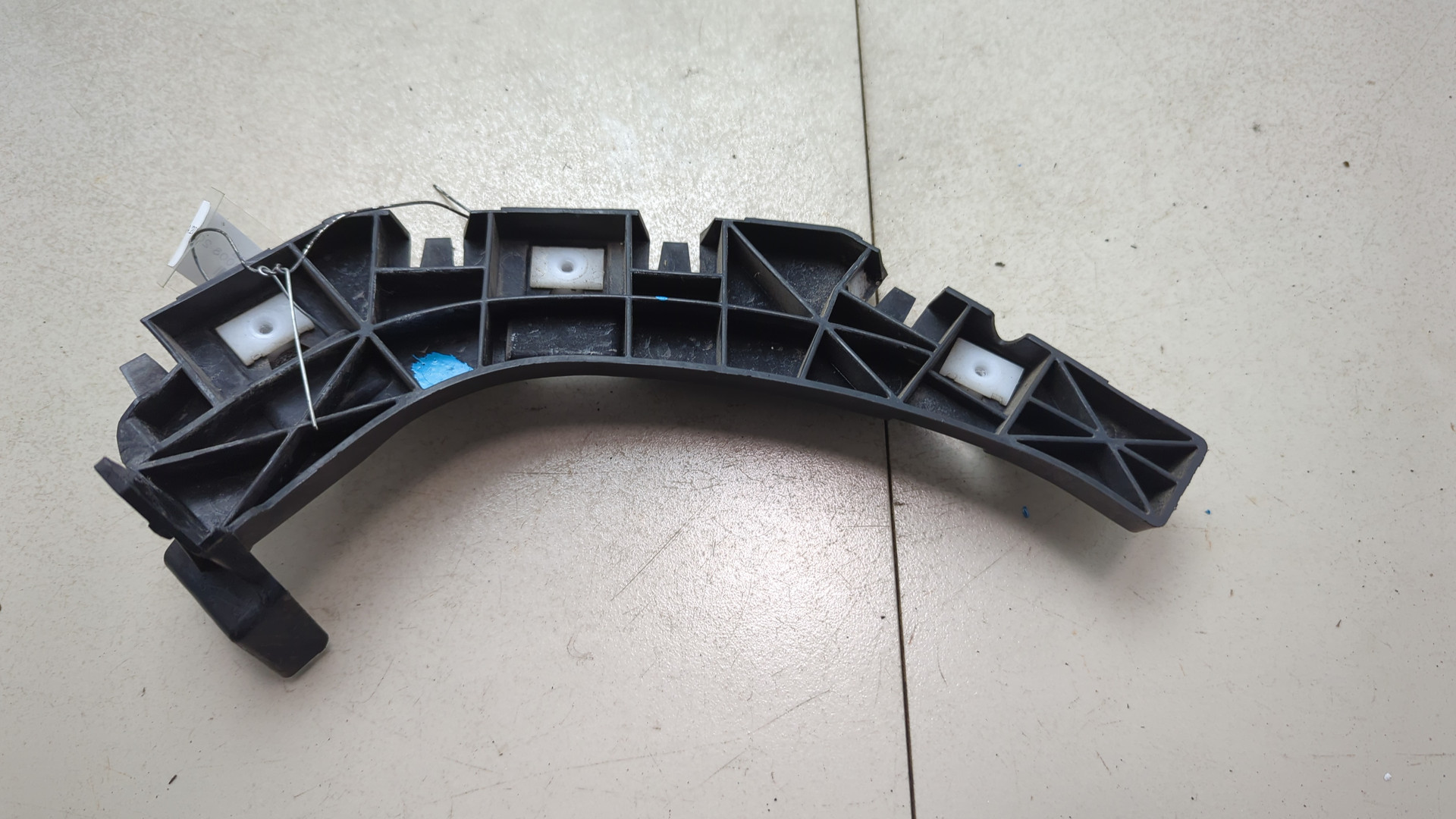 Кронштейн заднего бампера правый