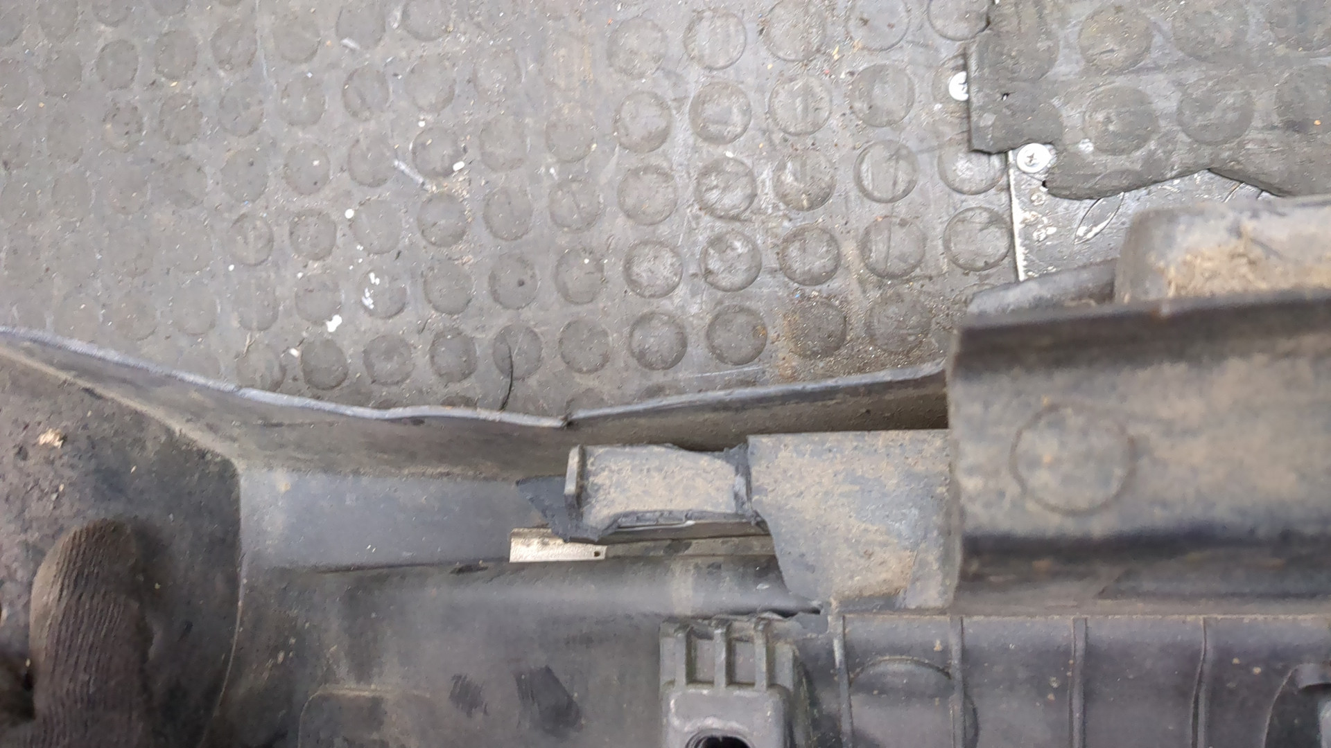 Подножка левая