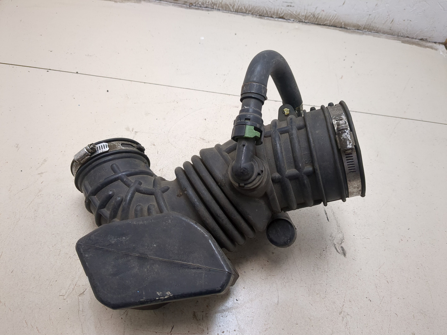 Патрубок воздушного фильтра